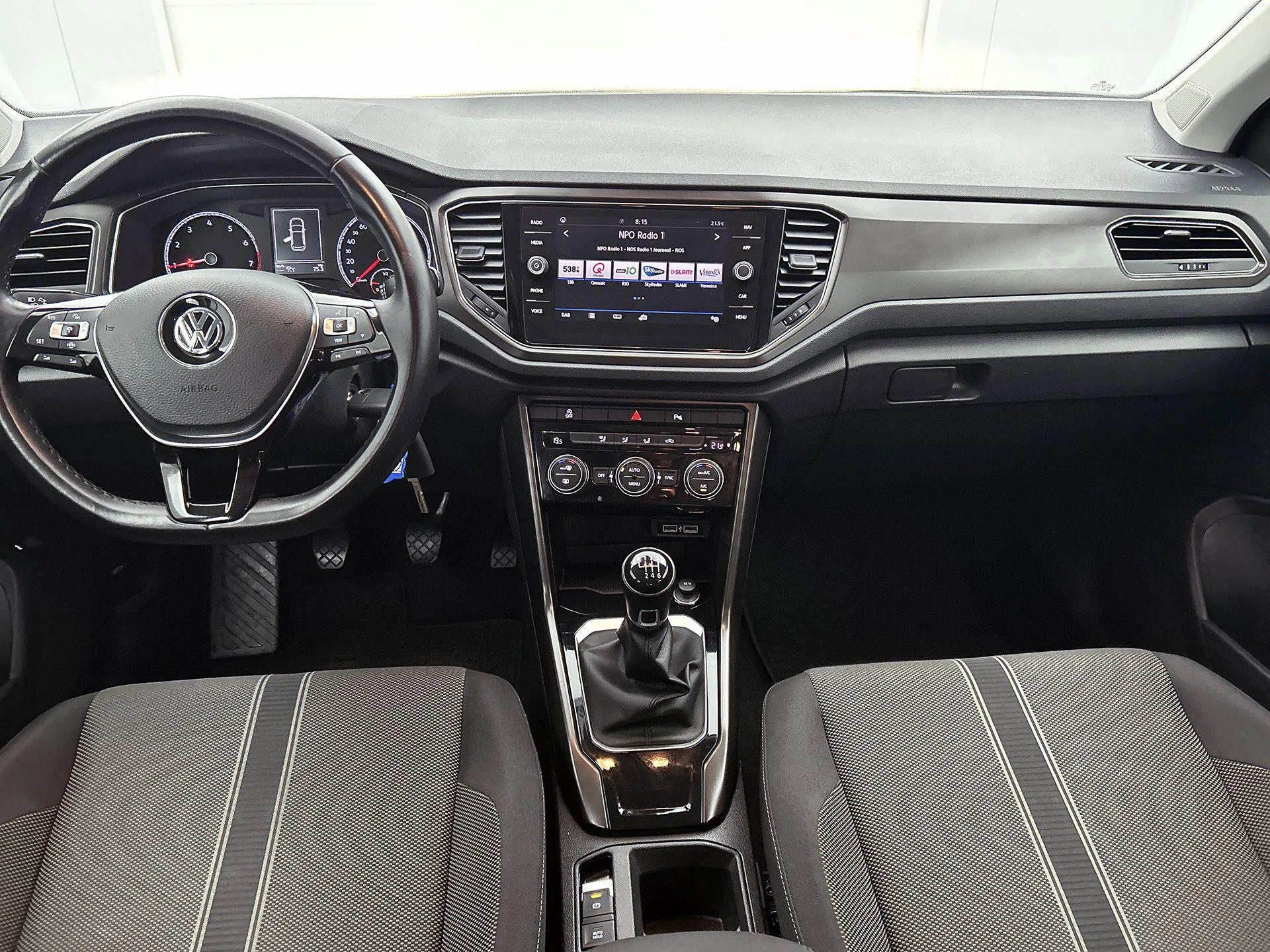 Volkswagen-T-Roc-image-19