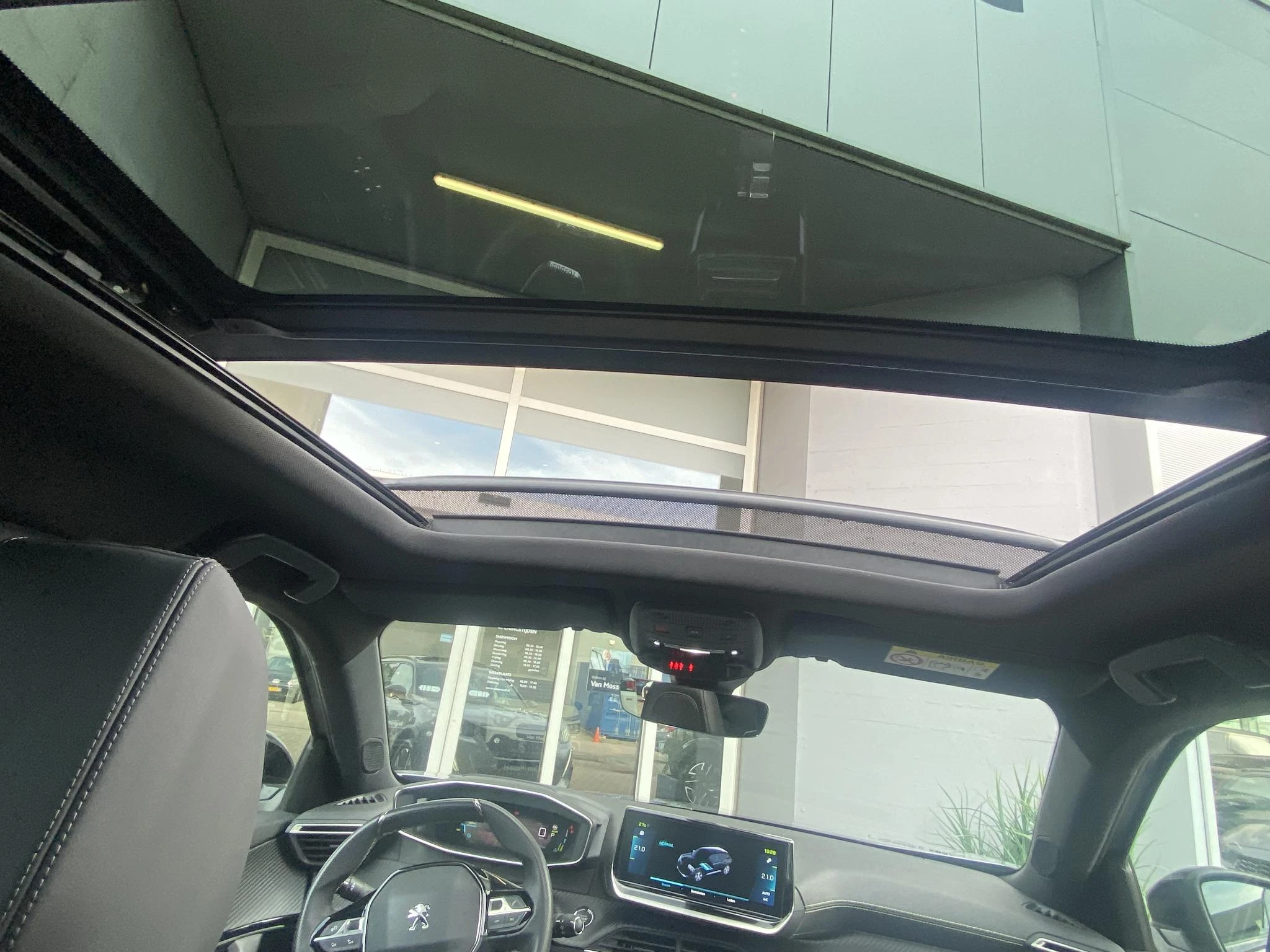 Peugeot-e-2008-image-8
