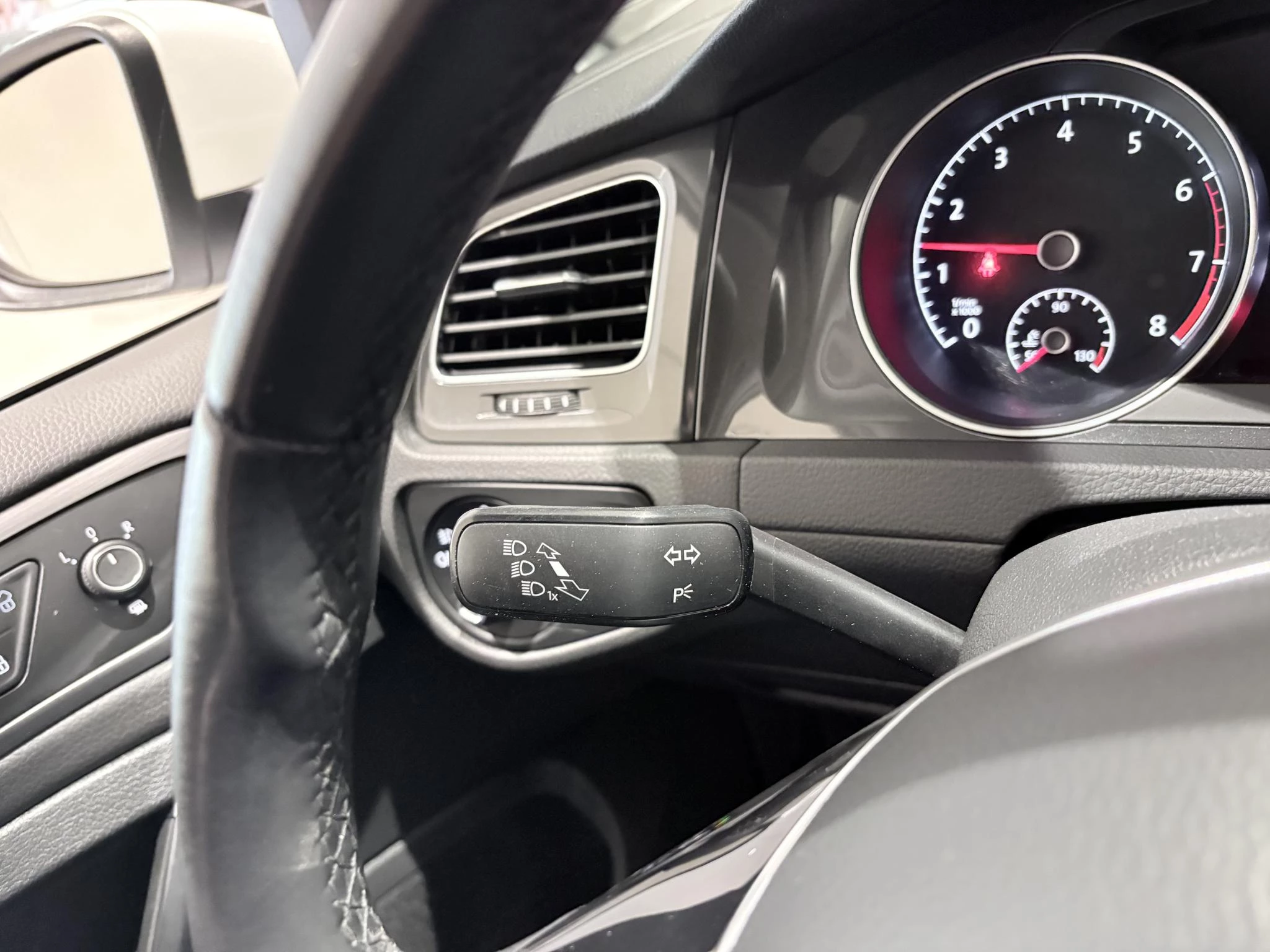 Volkswagen-Golf-image-13