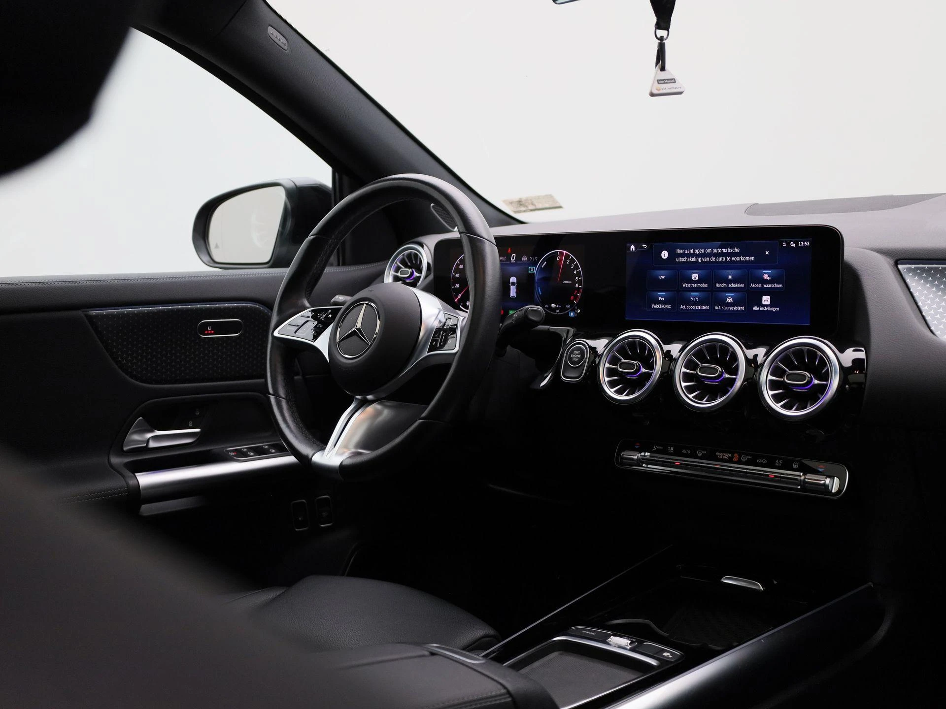 Mercedes-Benz-GLA-image-38