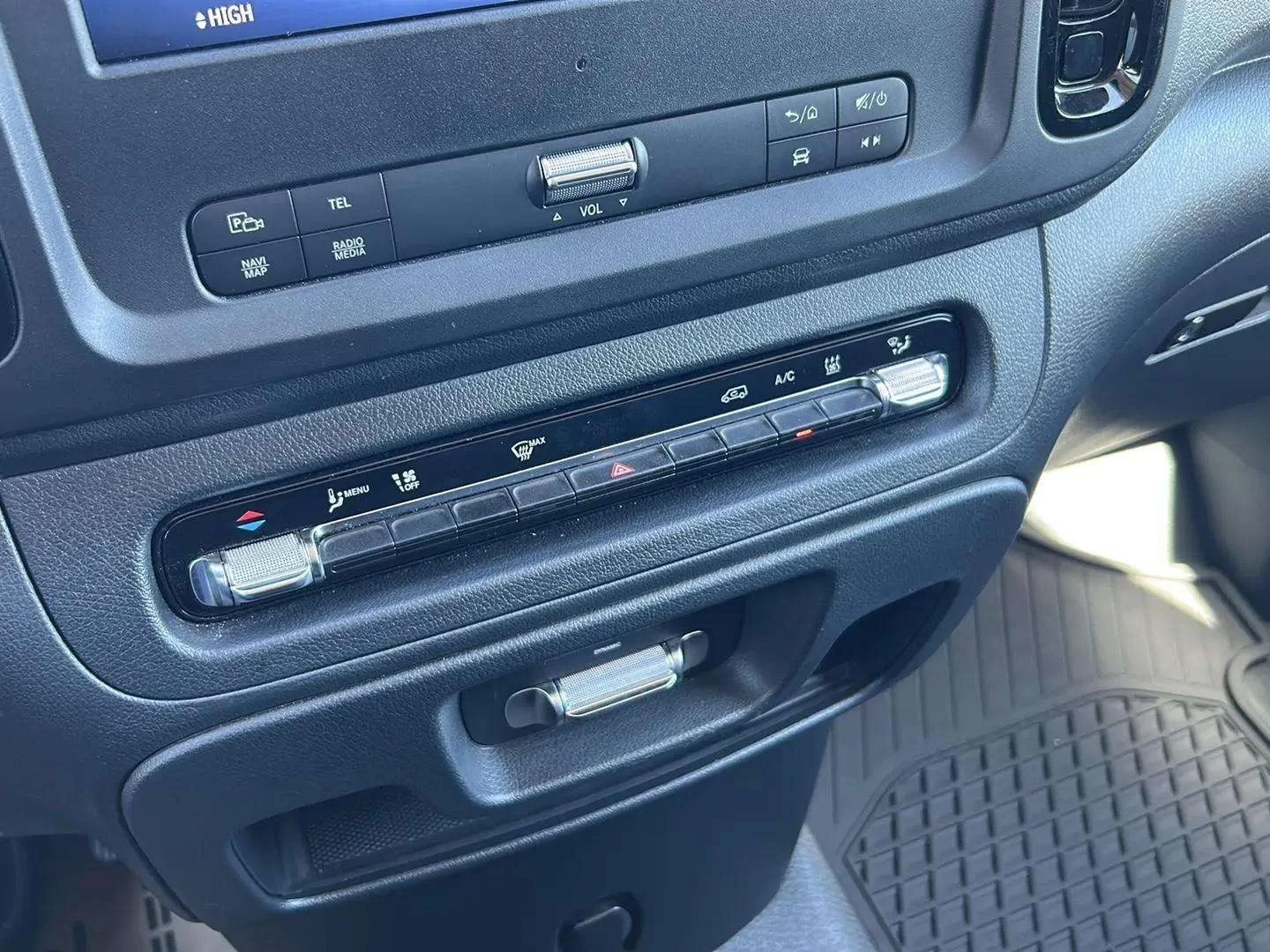 Mercedes-Benz-Vito-image-15