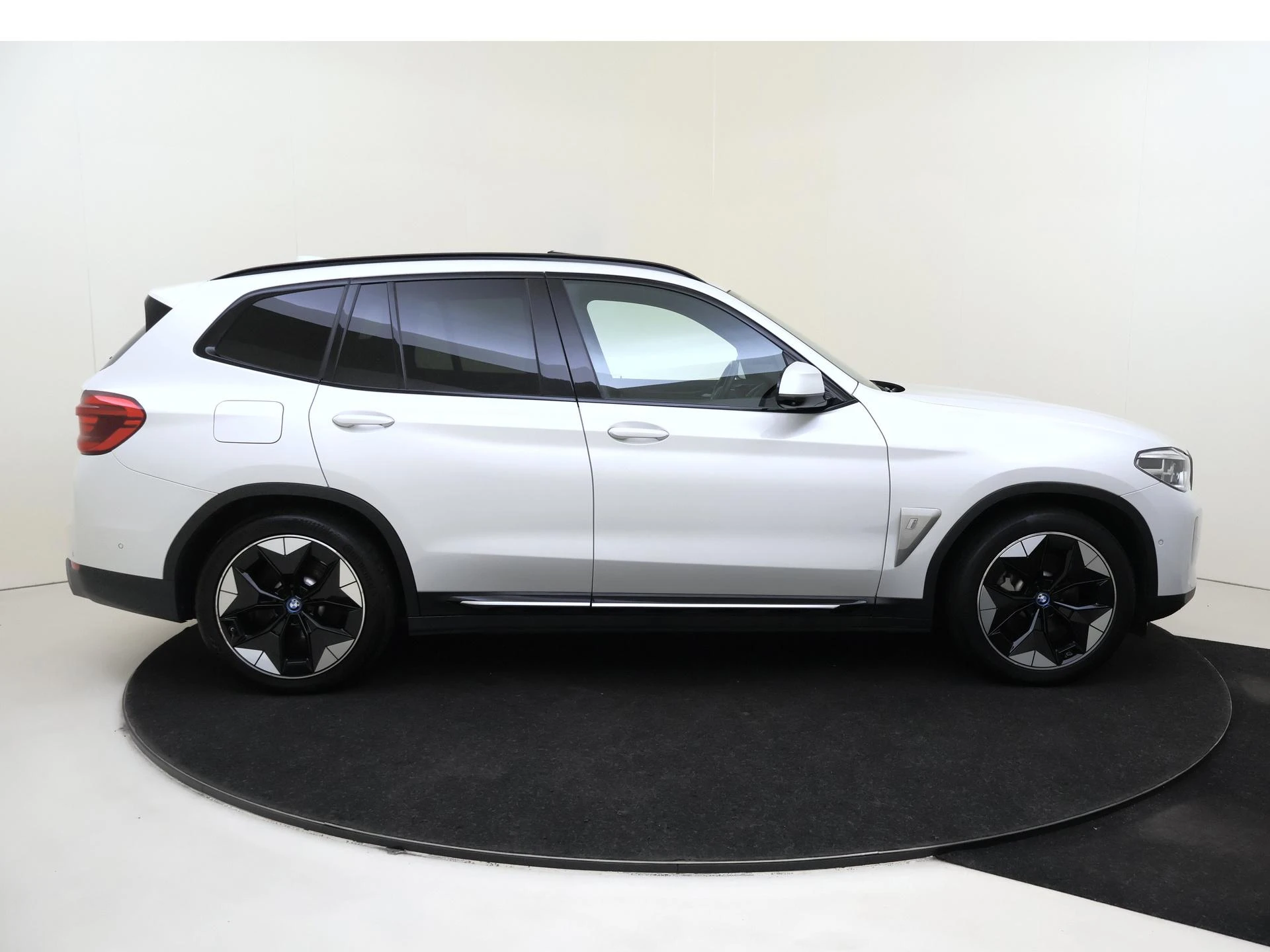 BMW-iX3-image-8