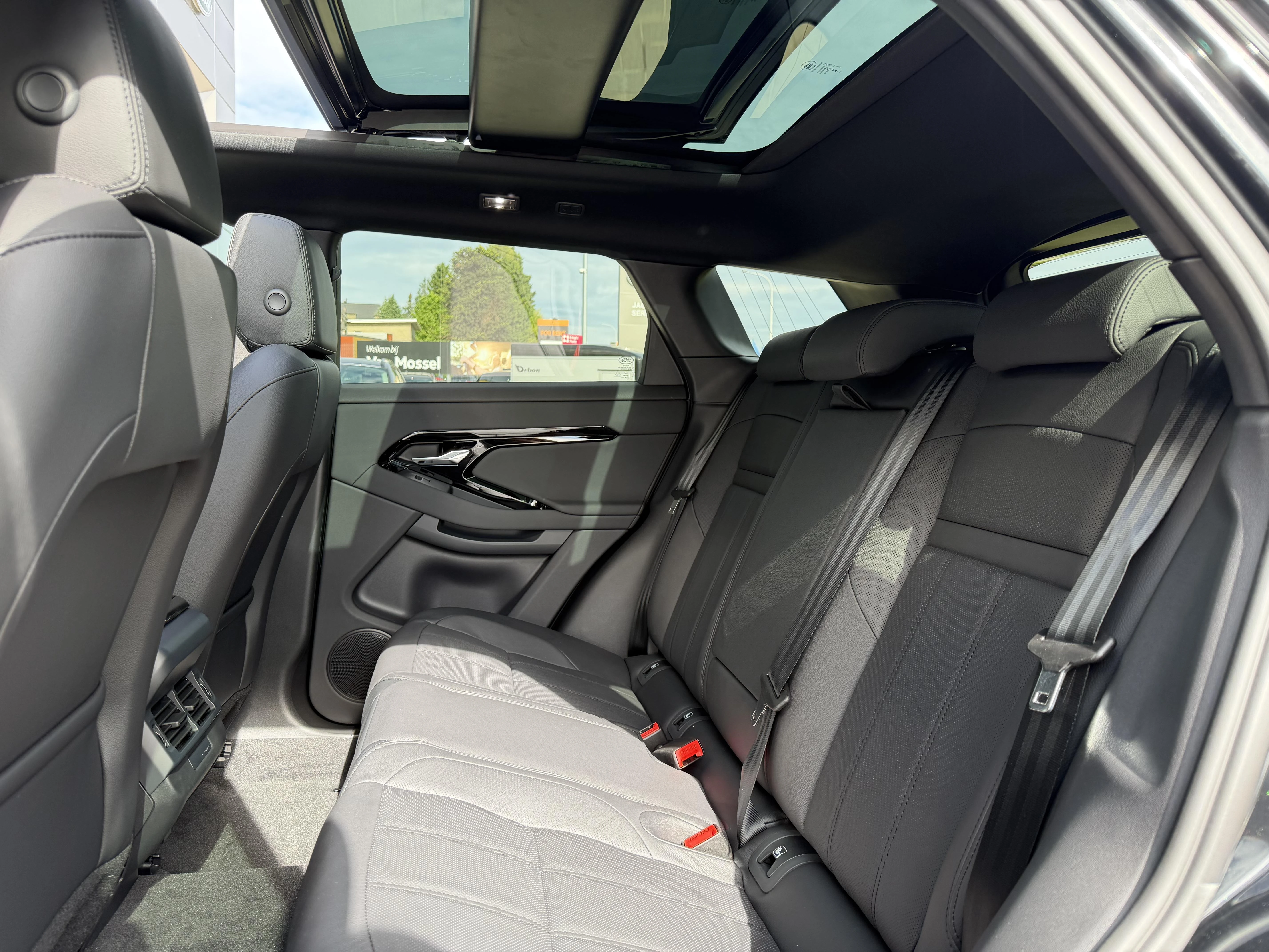 Land Rover-Range Rover Evoque-image-25