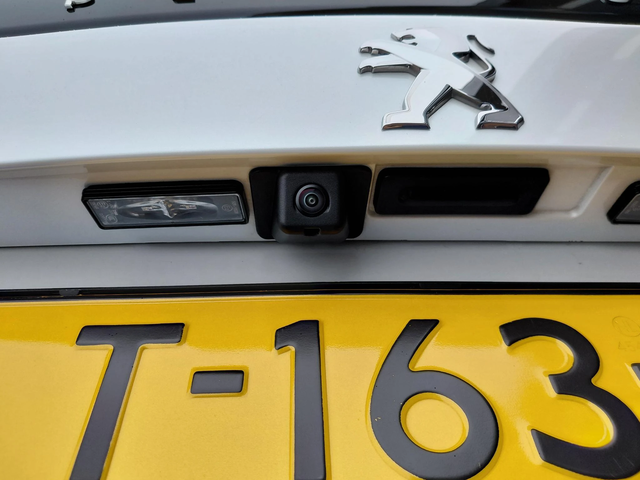 Peugeot-e-2008-image-4