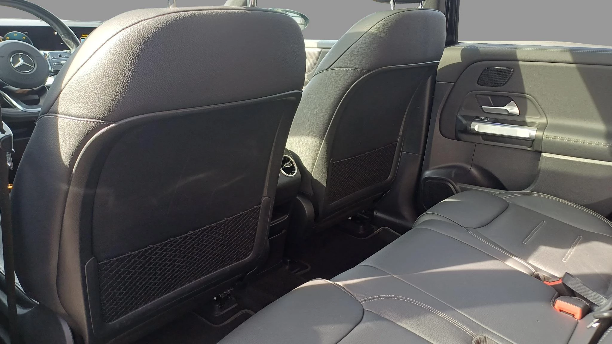 Mercedes-Benz EQB 250 AMG Line + 7-ZITPLAATSEN + LEDER + PANO DAK + CARPLAY +