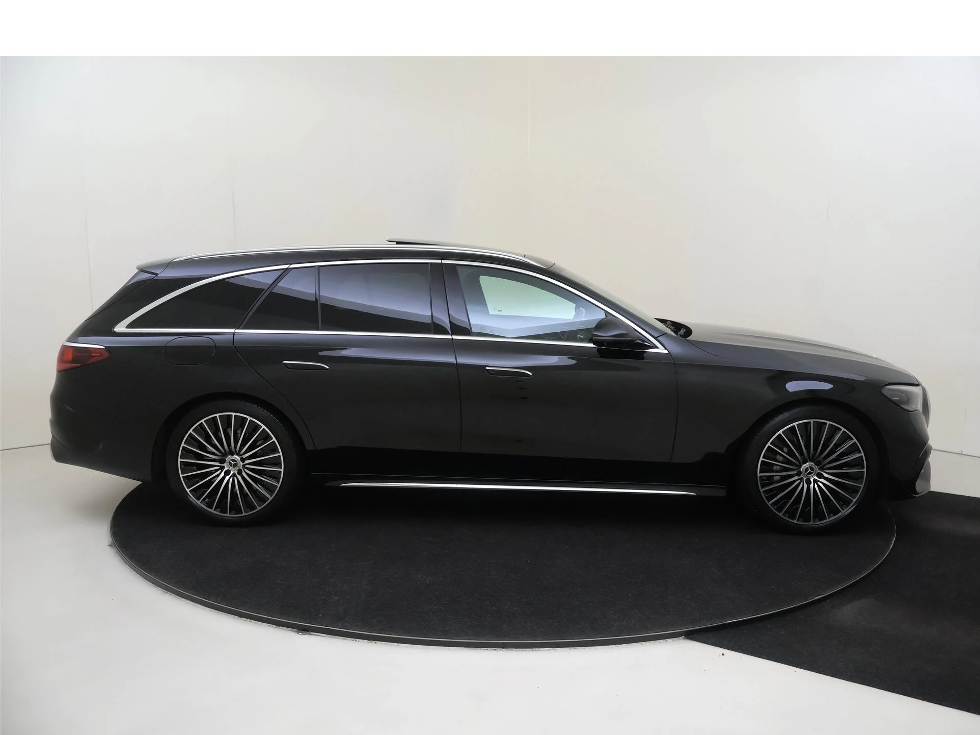 Mercedes-Benz-E-Klasse-image-8