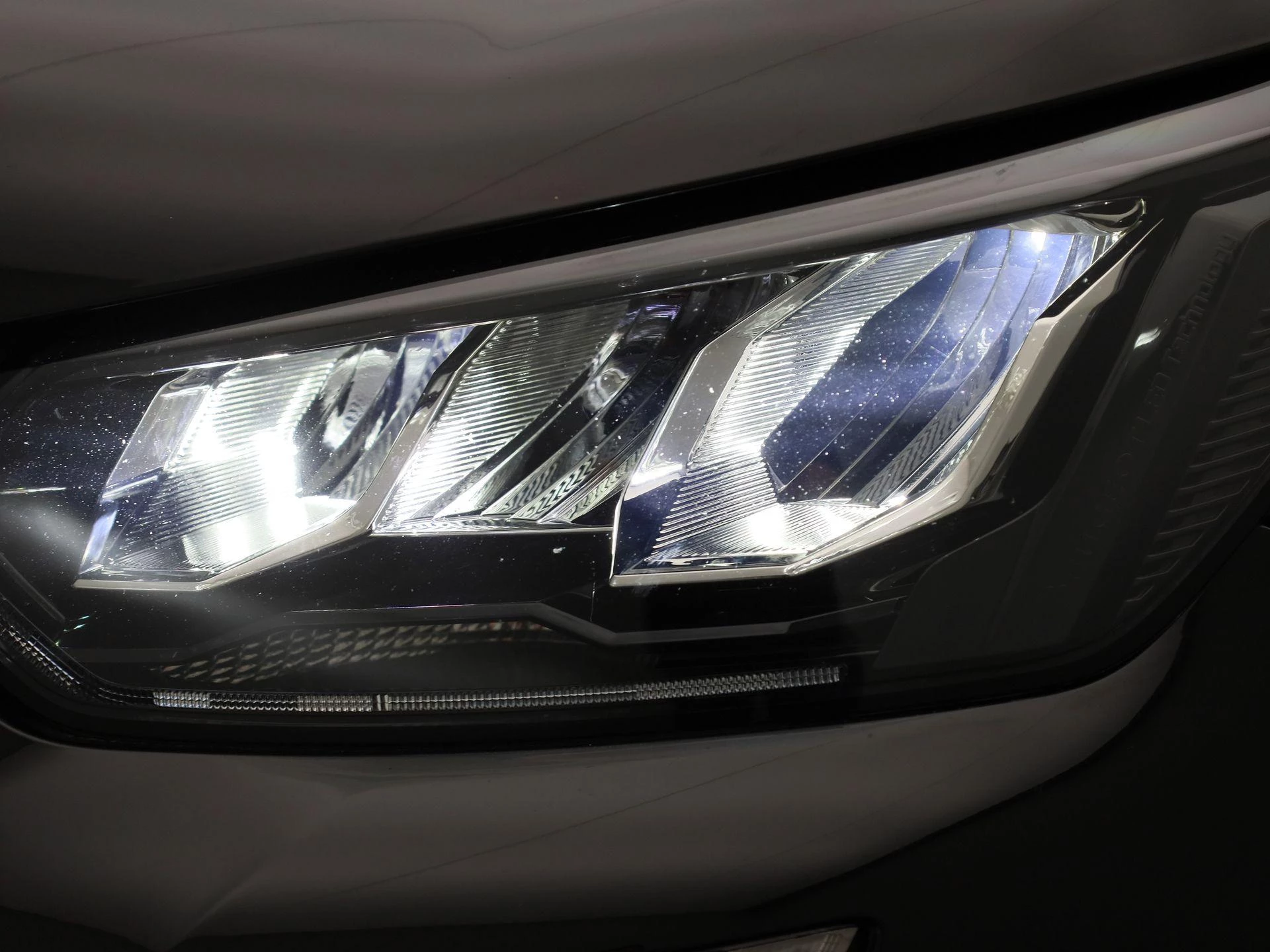 Peugeot-e-2008-image-18
