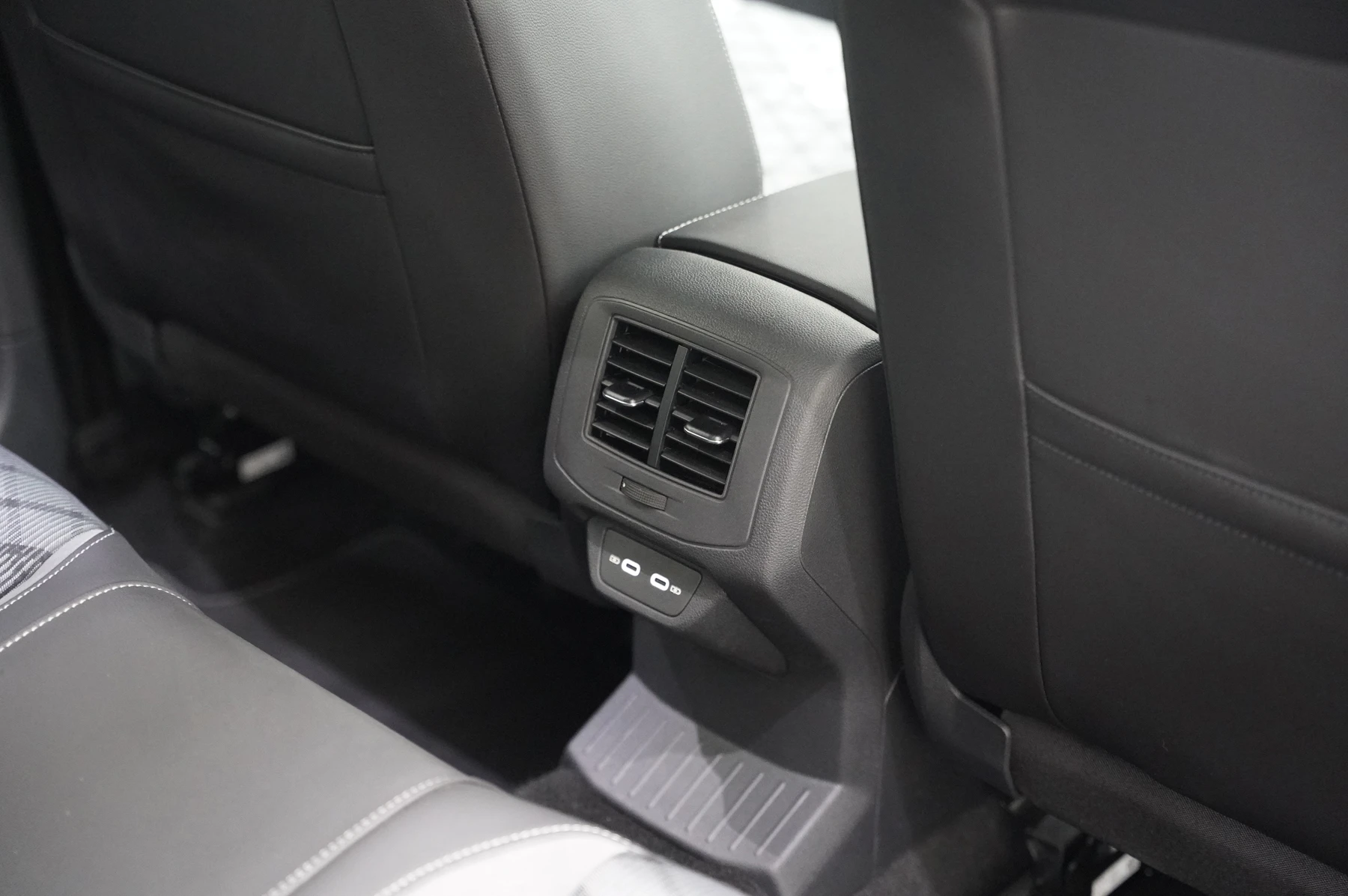 Volkswagen-T-Roc-image-10
