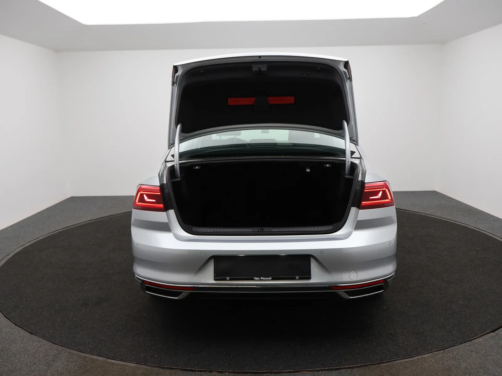 Volkswagen-Passat-image-16