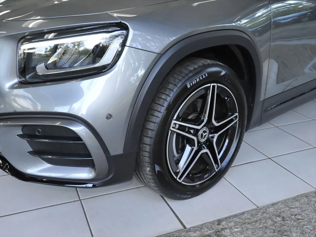 Mercedes-Benz-GLB 200 d-image-6