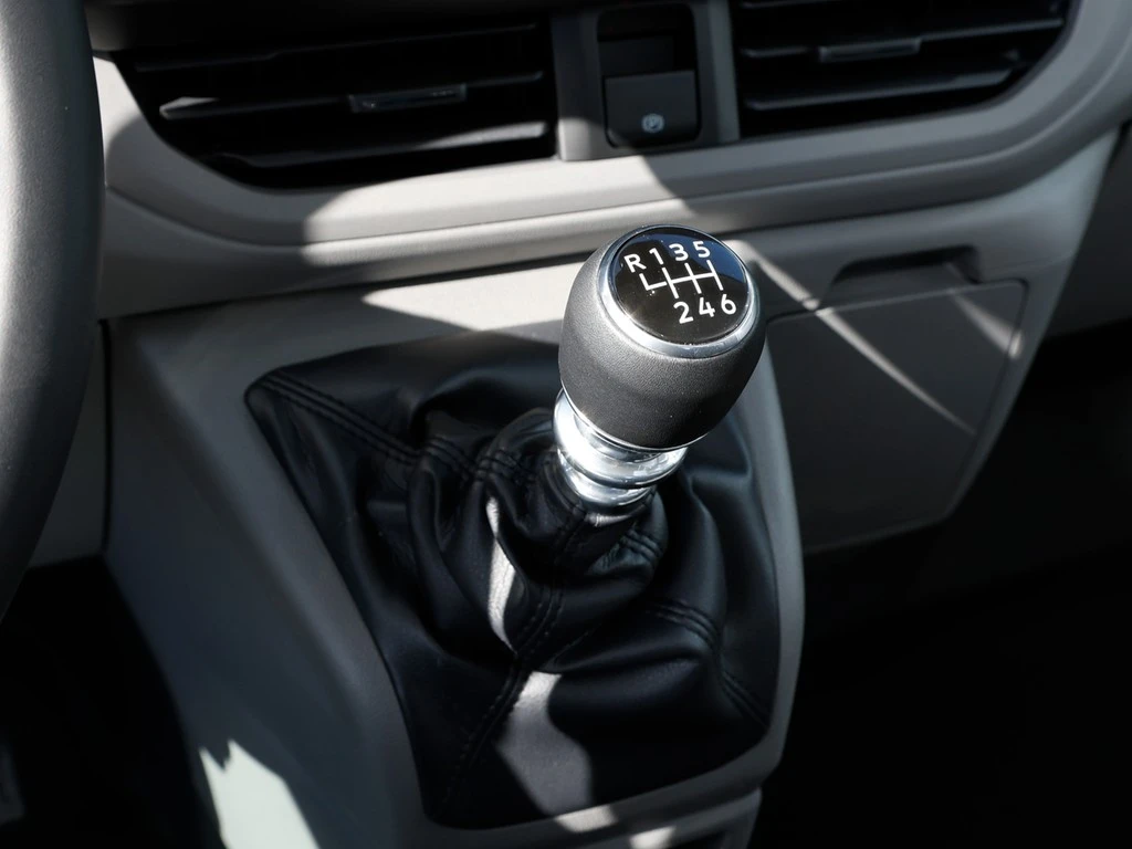 Volkswagen-Transporter-image-8