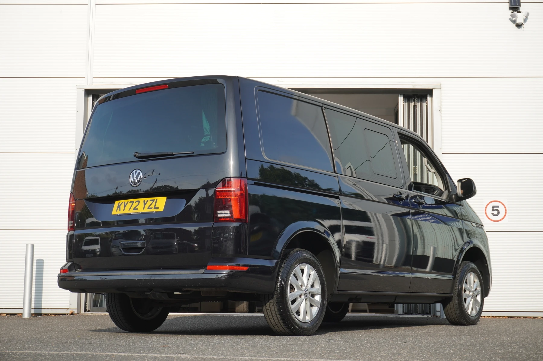 Volkswagen-Transporter-image-17