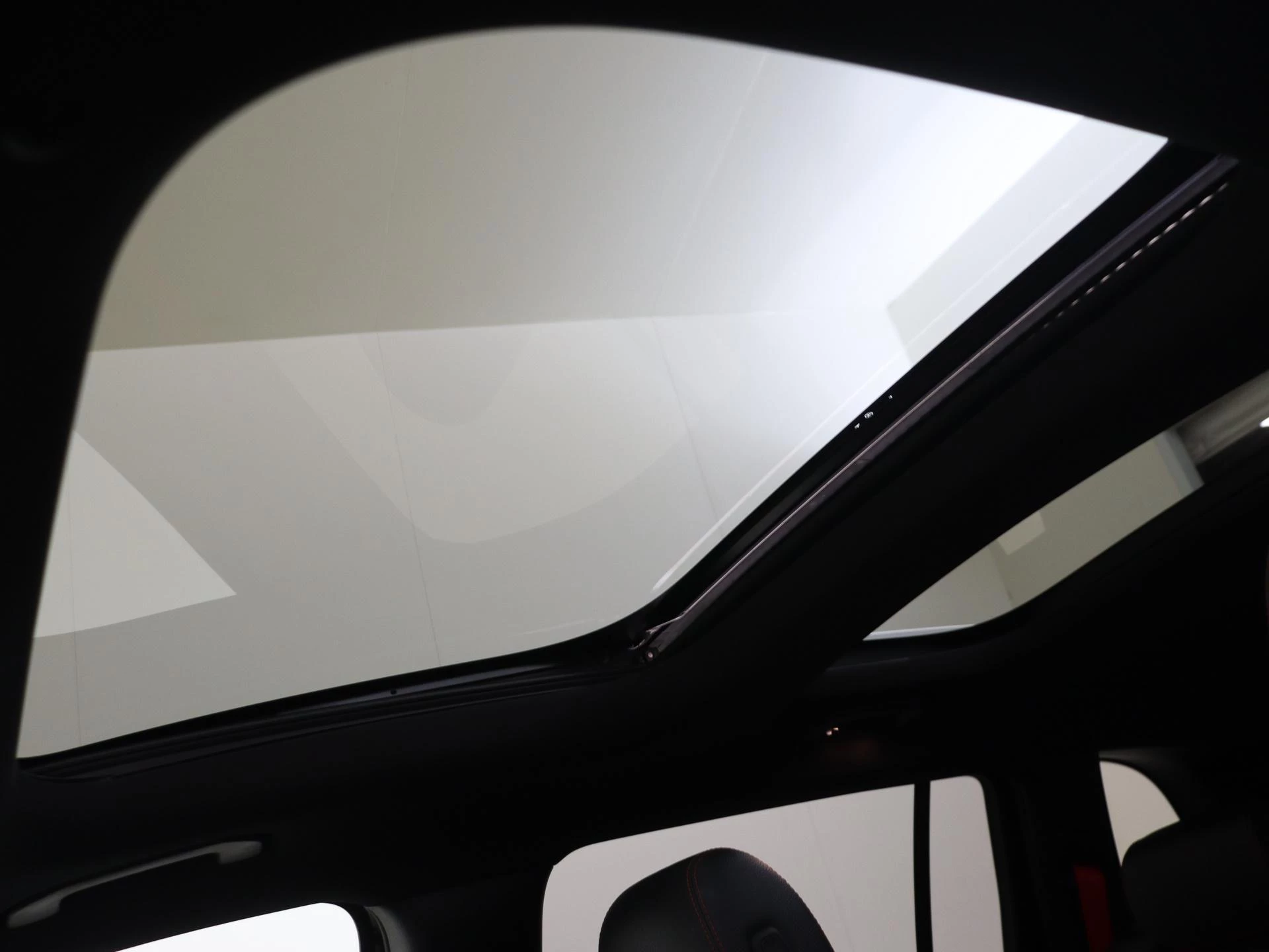 Mercedes-Benz-GLB-image-38