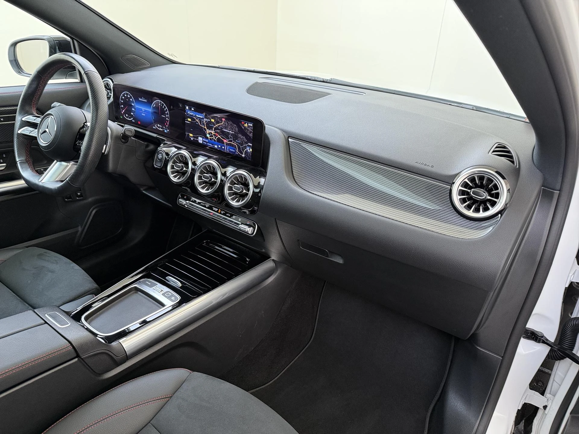 Mercedes-Benz-GLA-image-4