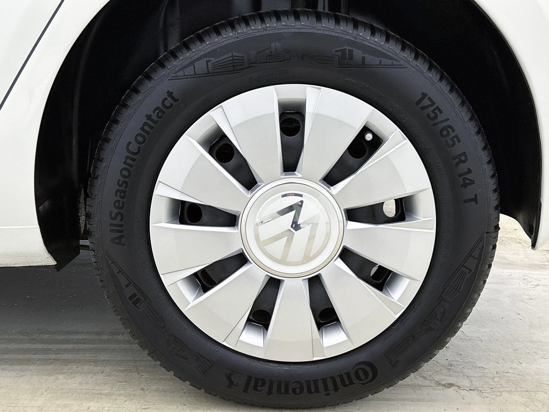 Volkswagen-up!-image-12