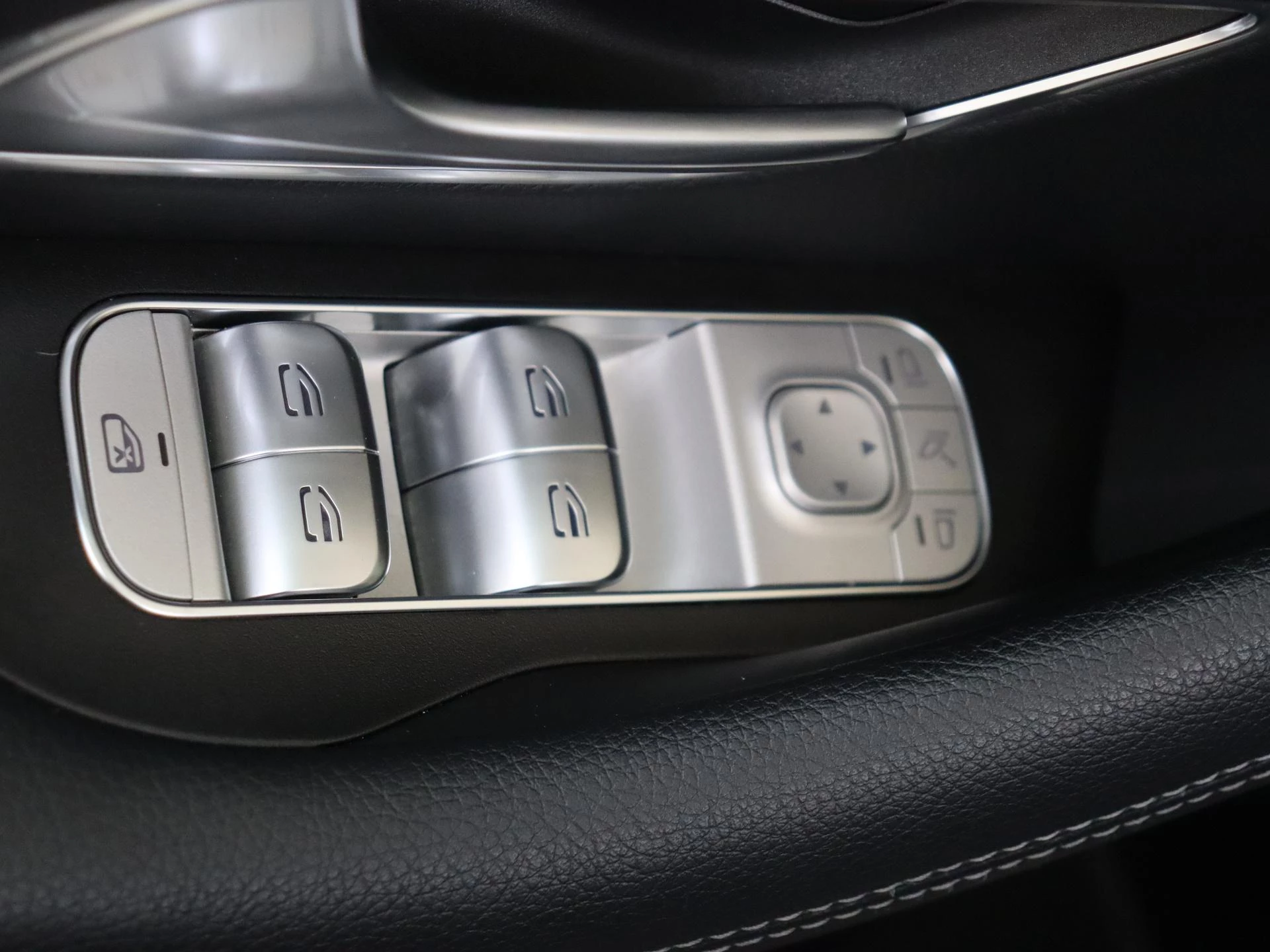 Mercedes-Benz-GLE-image-30