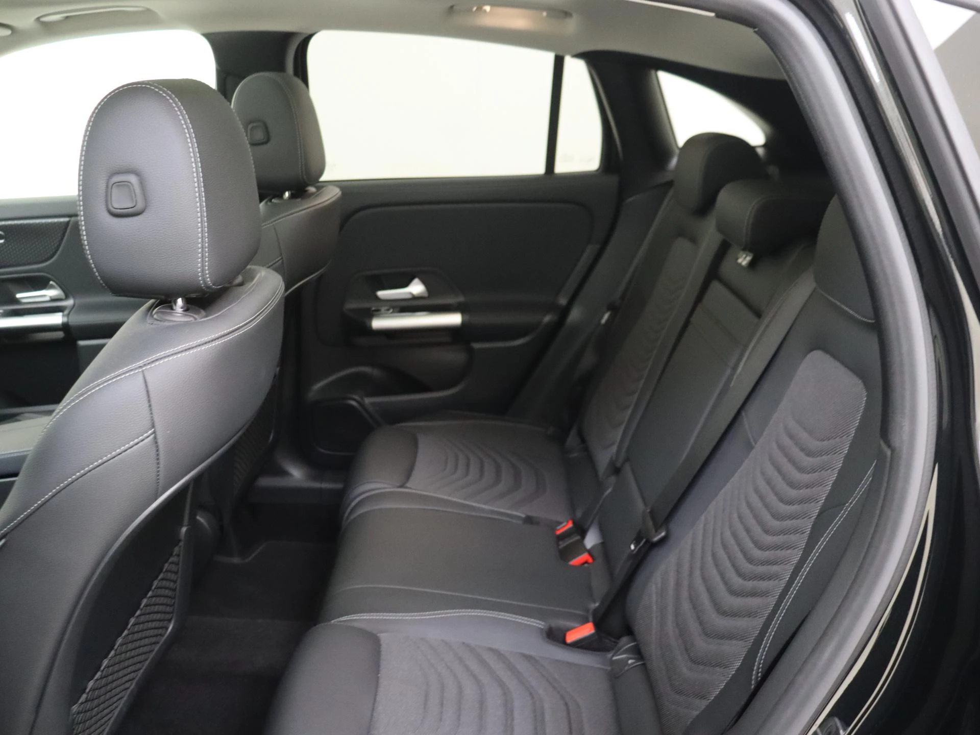 Mercedes-Benz-GLA-image-11
