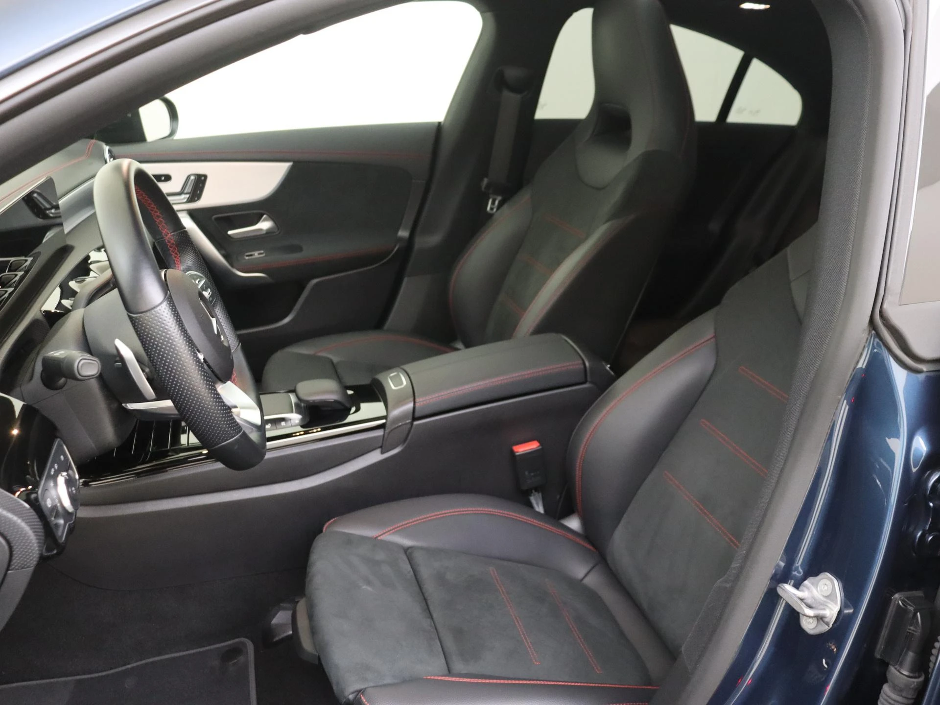 Mercedes-Benz-CLA-image-2