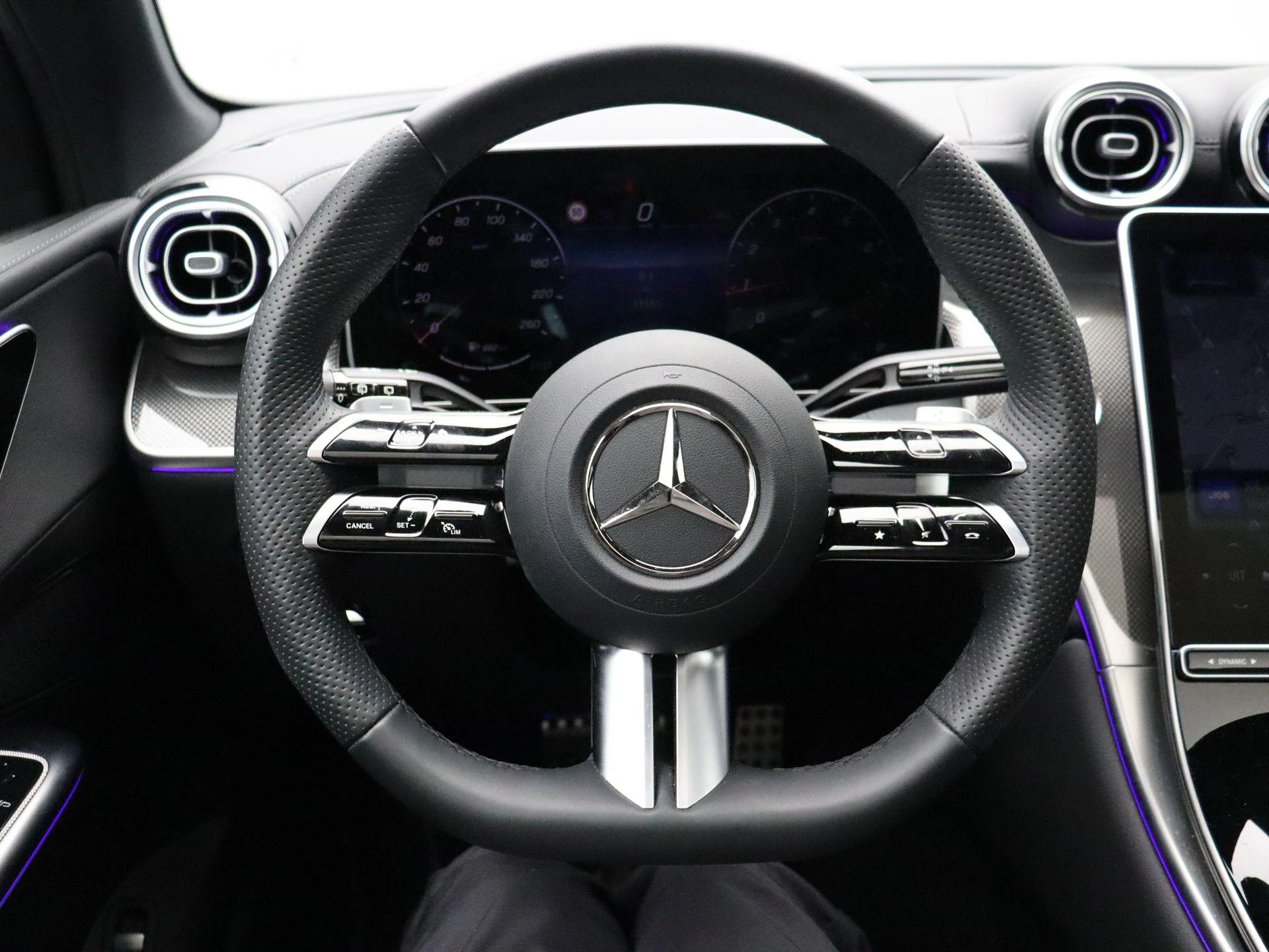 Mercedes-Benz-GLC-image-17
