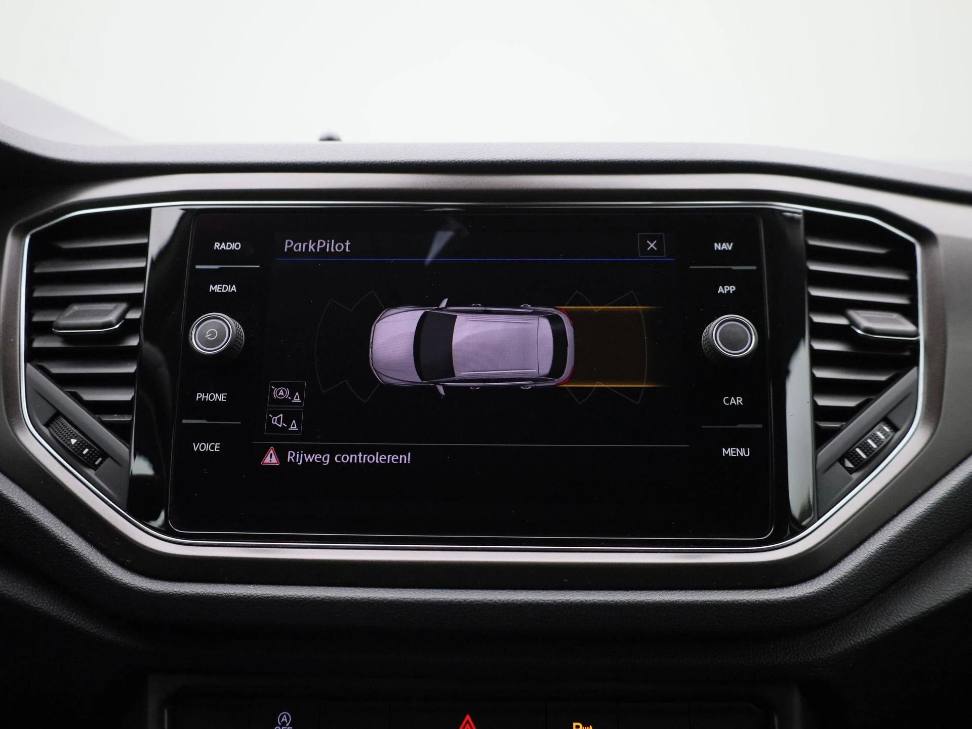 Volkswagen-T-Roc-image-25