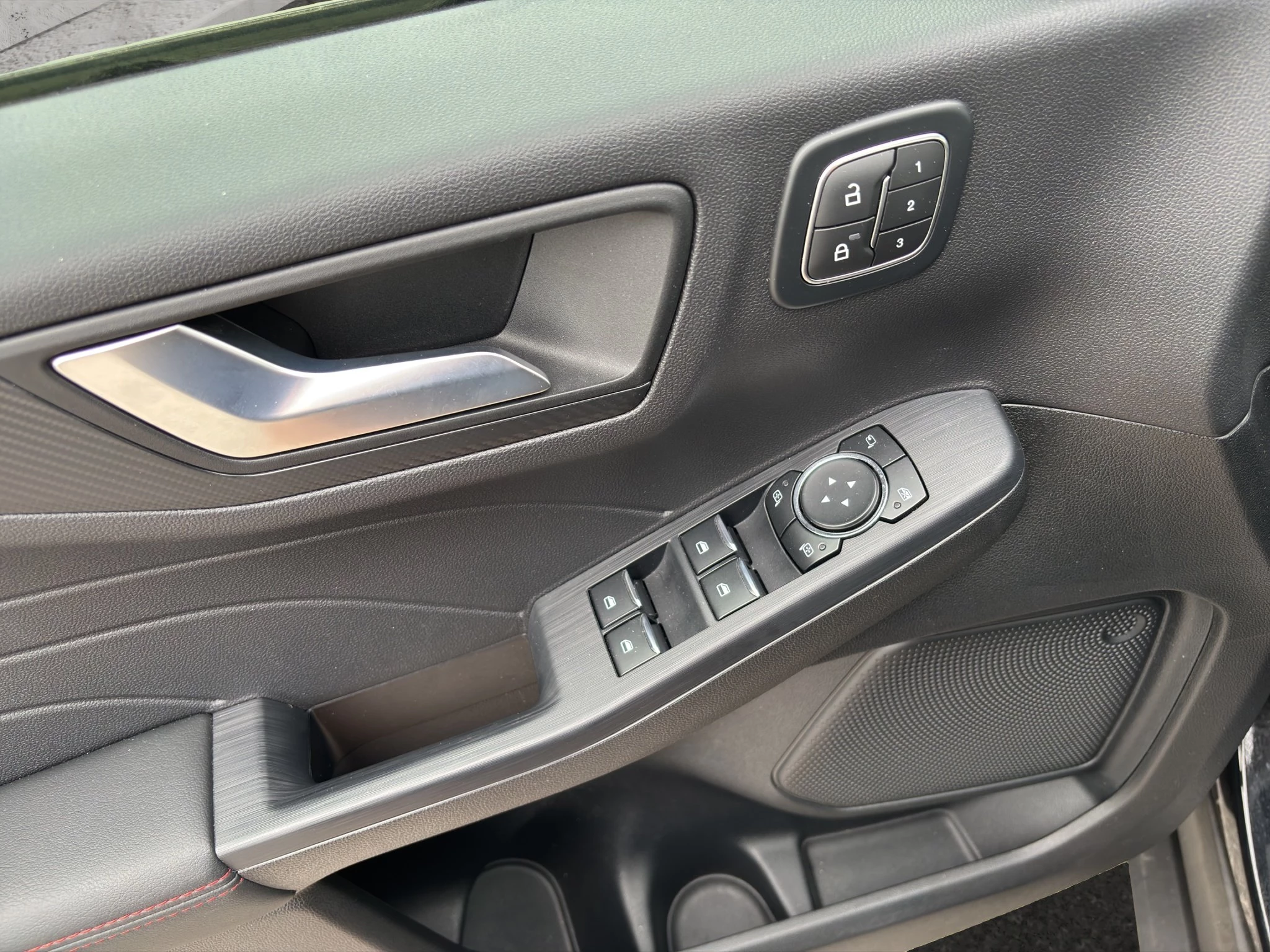 Ford Kuga ST-Line X Aut.*PANO*AHK*360GRAD*LED-MATRIX*NAVI*GRA*WINTER-PKT..