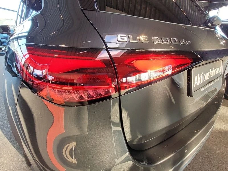 Mercedes-Benz-GLC 300 de-image-13