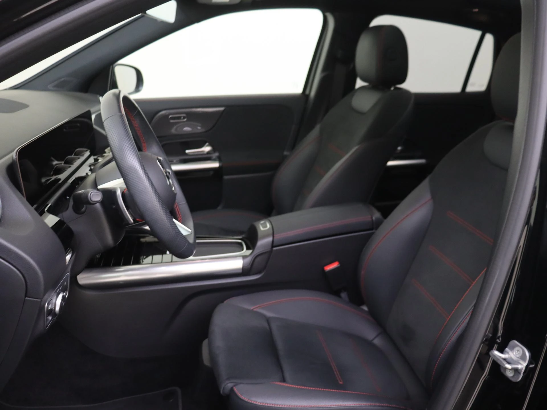 Mercedes-Benz-GLA-image-2
