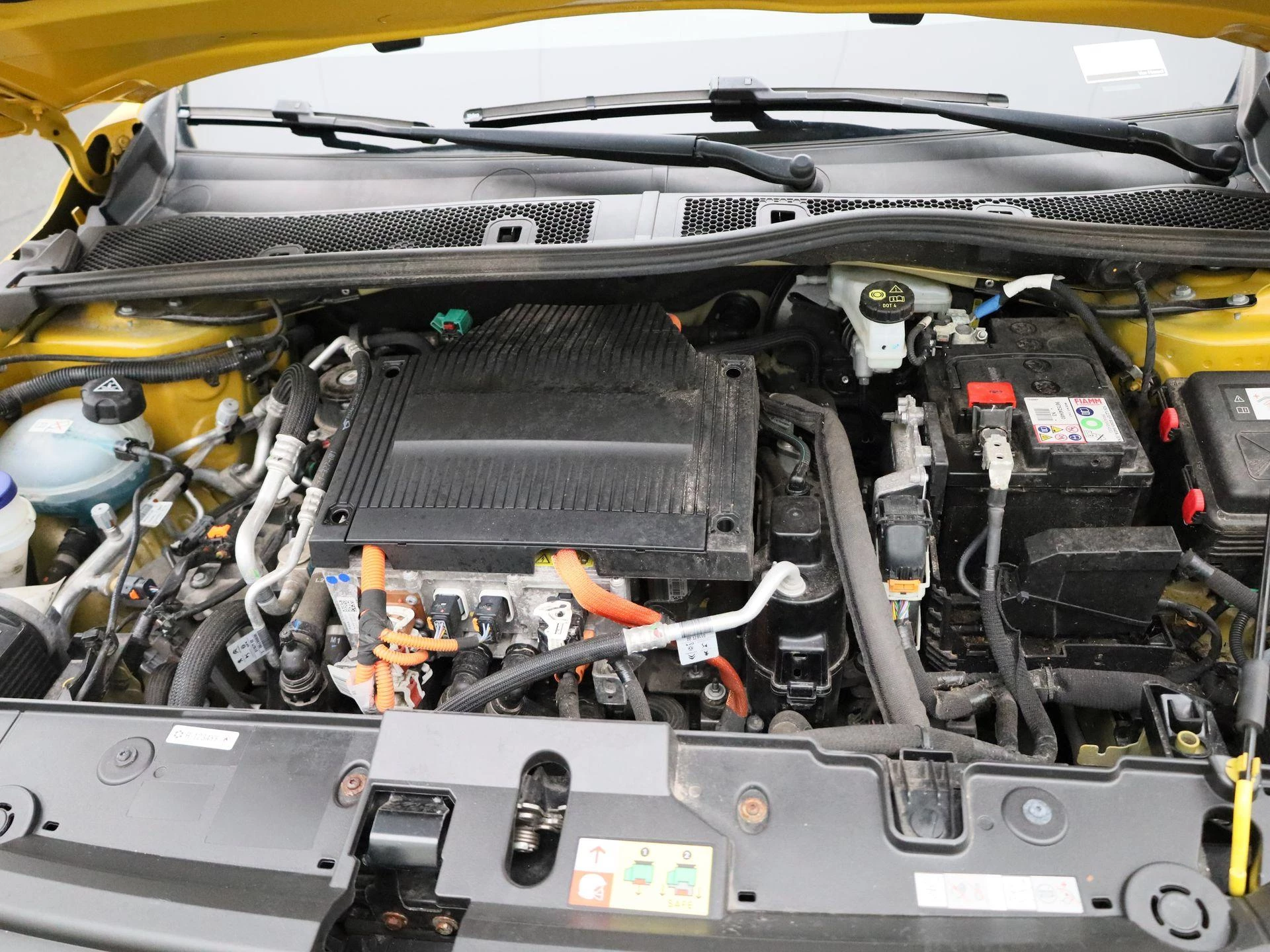 Peugeot-e-208-image-40