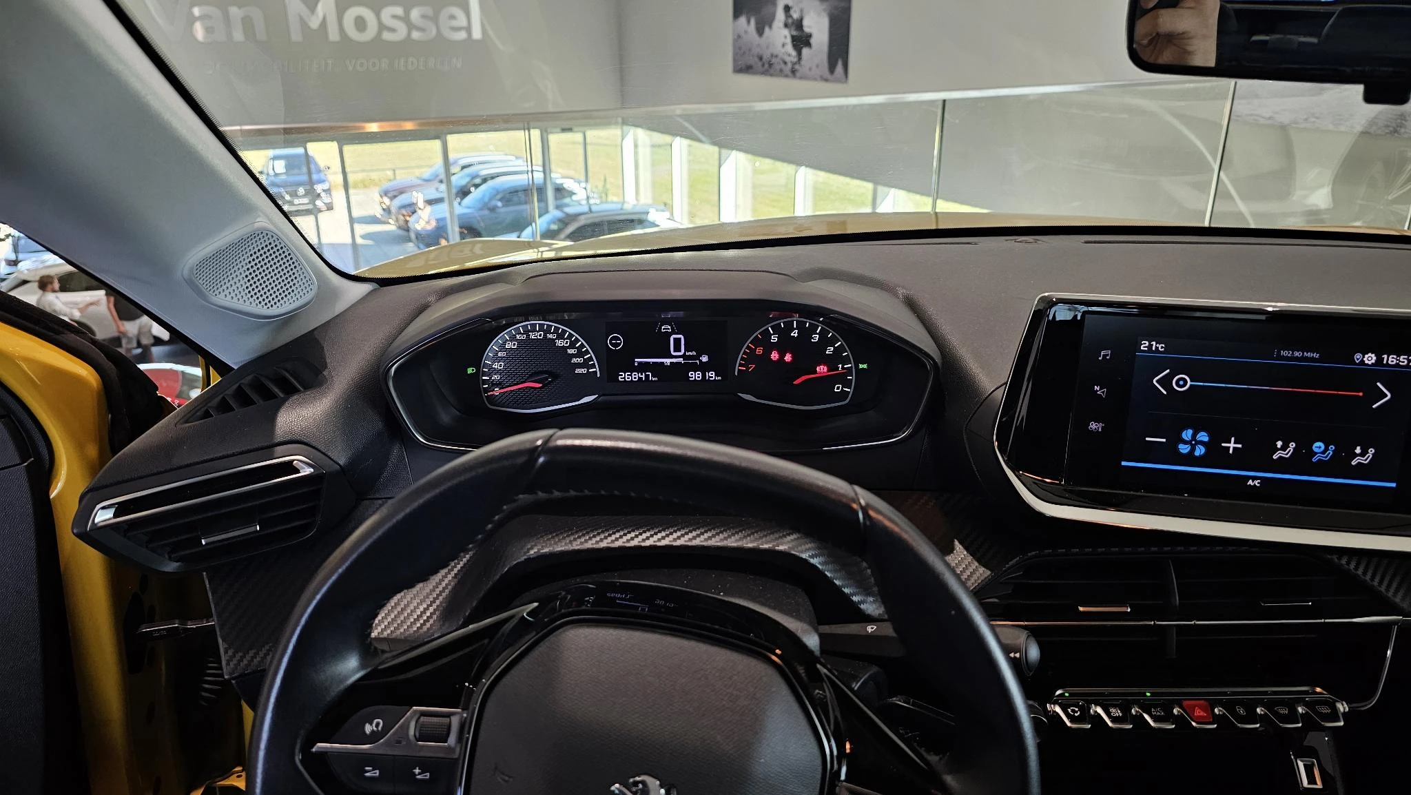 Peugeot-208-image-19