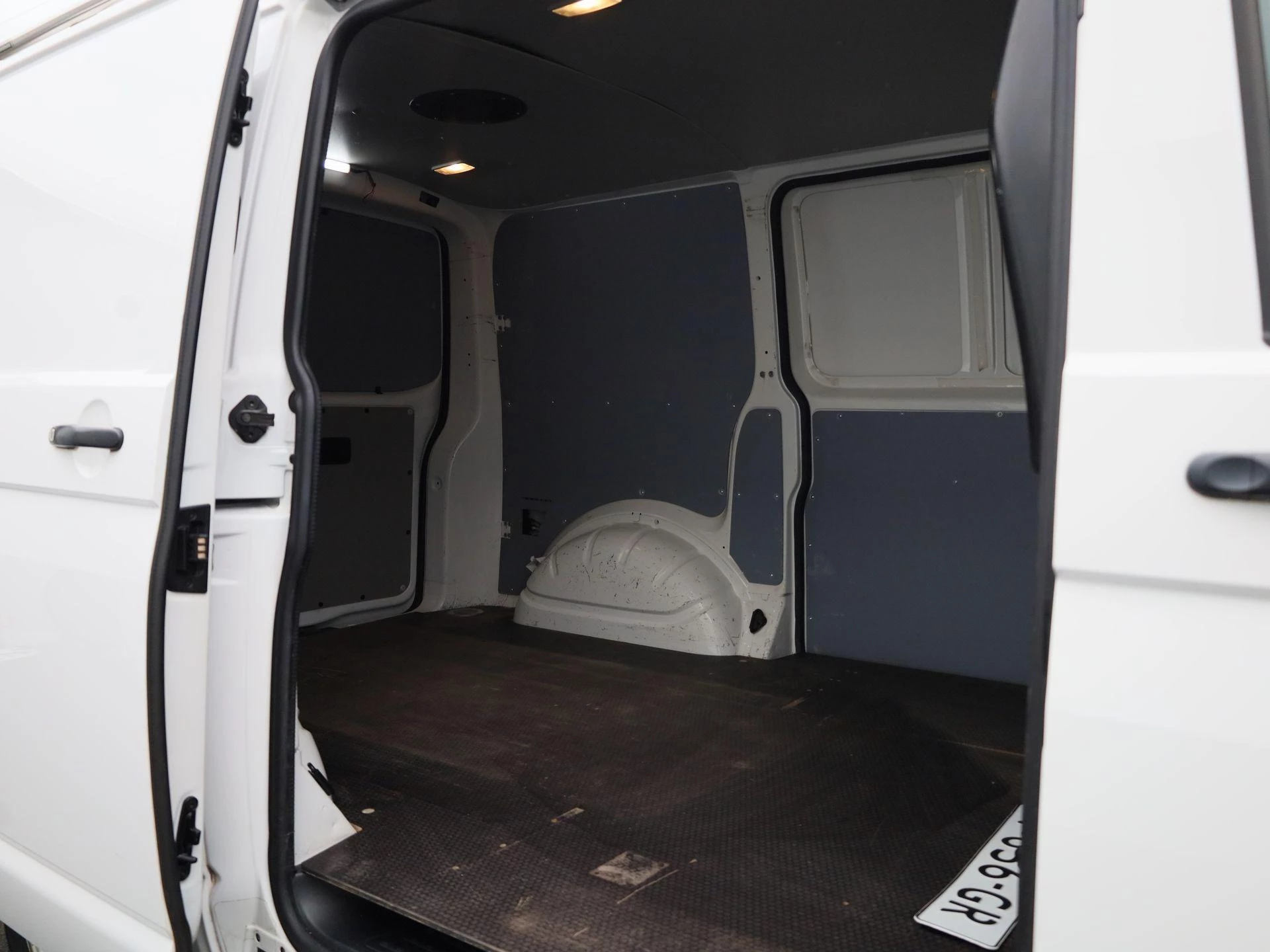 Volkswagen-Transporter-image-14