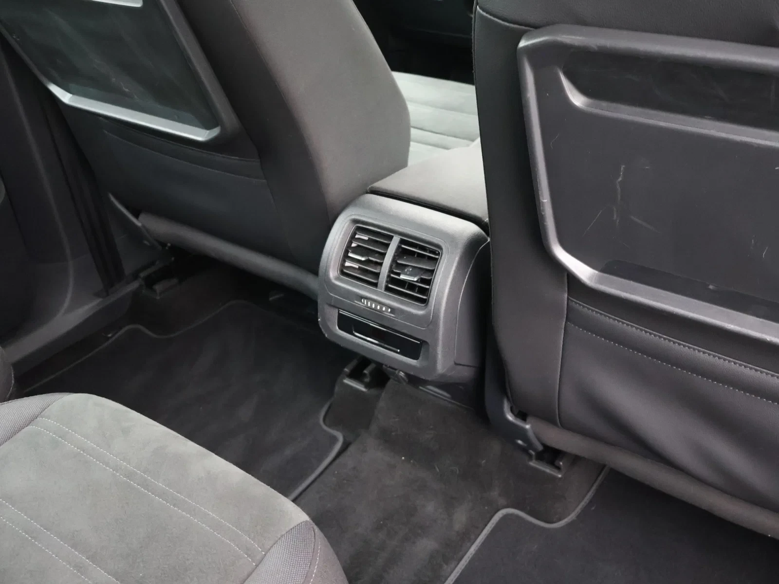 Volkswagen Touran Touran 2.0 TDi 122PK *VIRTUAL COCKPIT*ALCANTARA*PC*BLTH*APP CONNECT*ZETELVERWARMING*AIRCO*KEYLESS GO*...*
