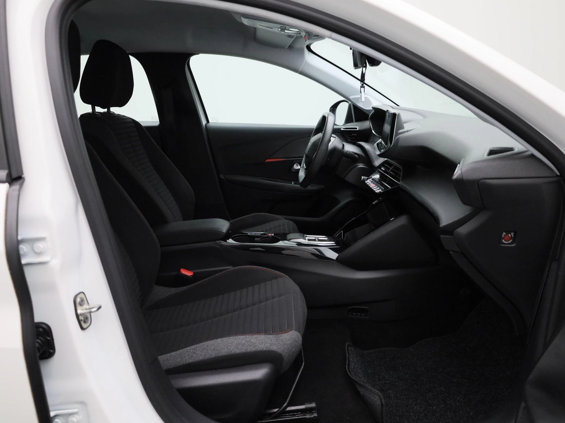 Peugeot-e-208-image-34