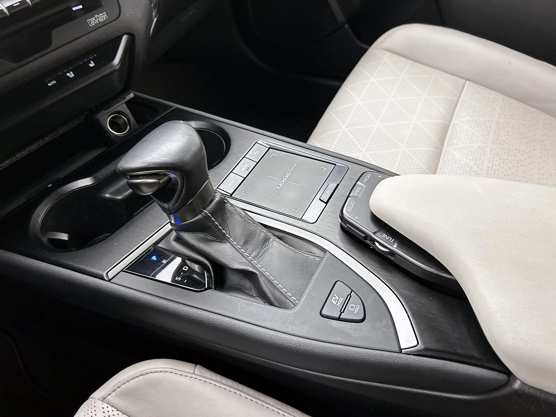 Lexus-UX-image-36