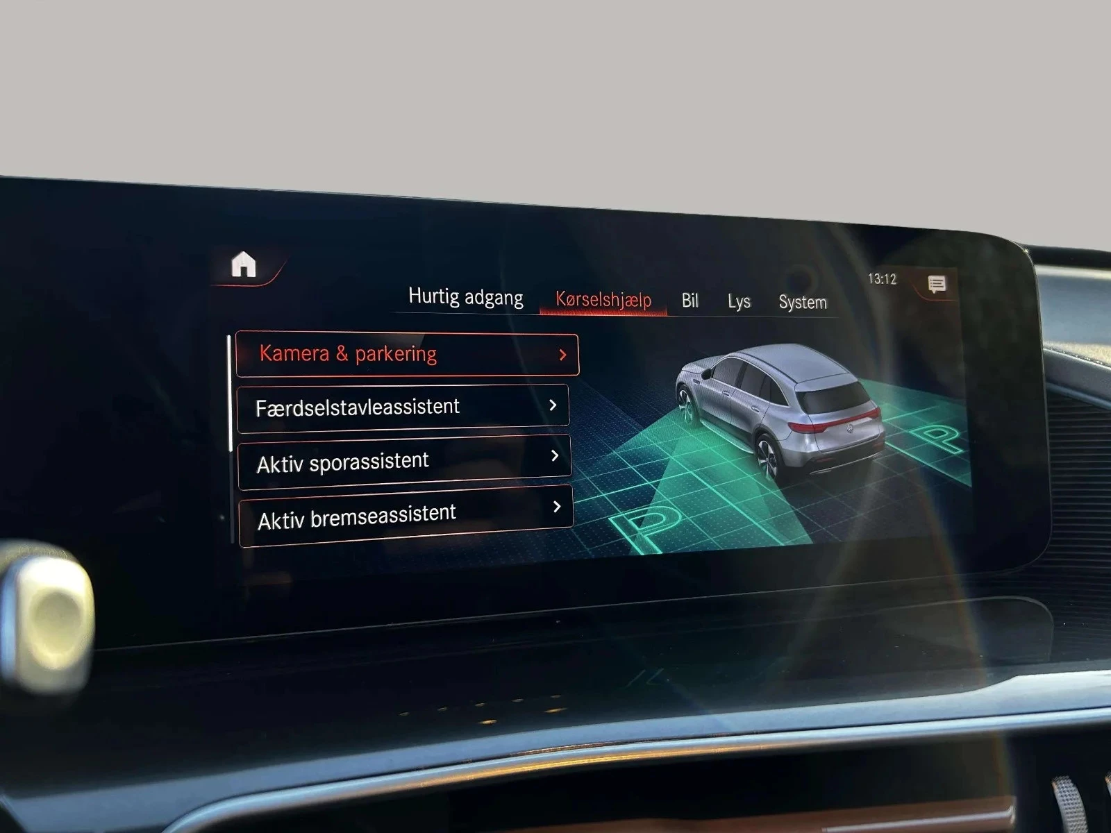 Mercedes-Benz-EQC-image-17