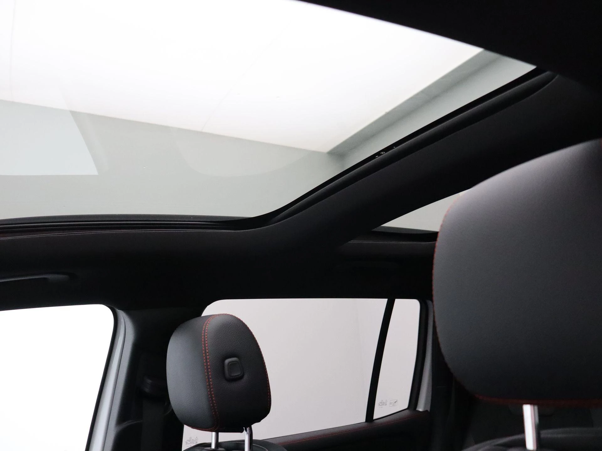 Mercedes-Benz GLB 180 AMG Line + PANORAMISCH DAK + MULTIBEAM LED + CARPLAY +