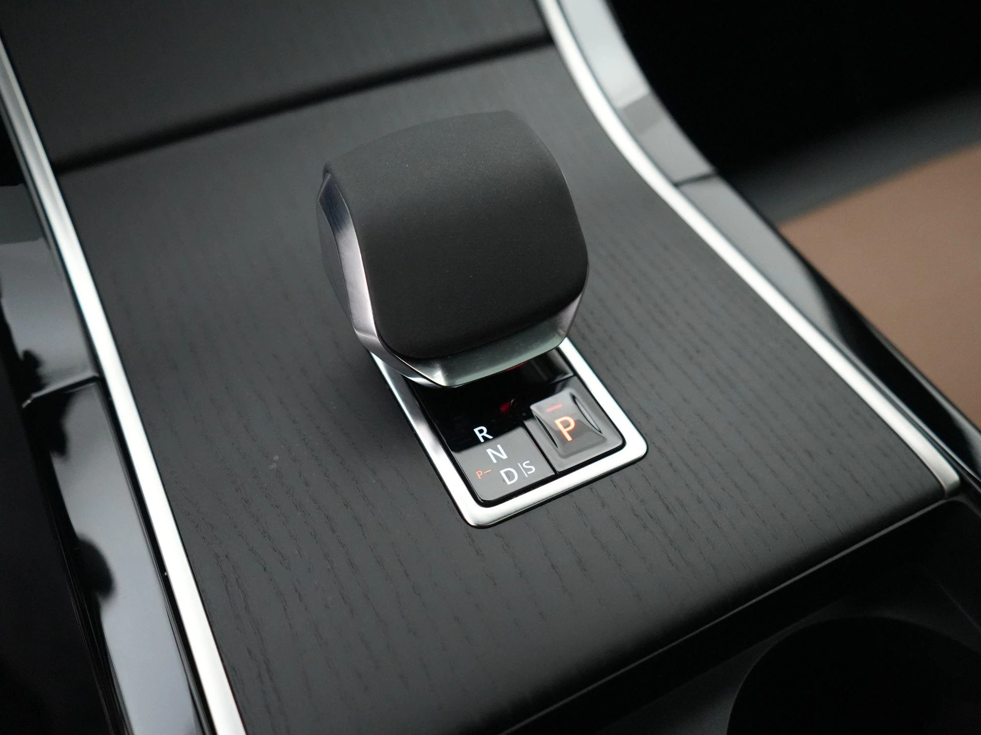 Land Rover-Range Rover Velar-image-18