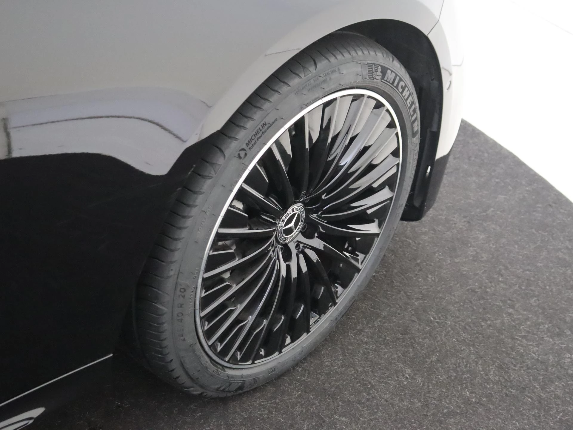 Mercedes-Benz-E-Klasse-image-9