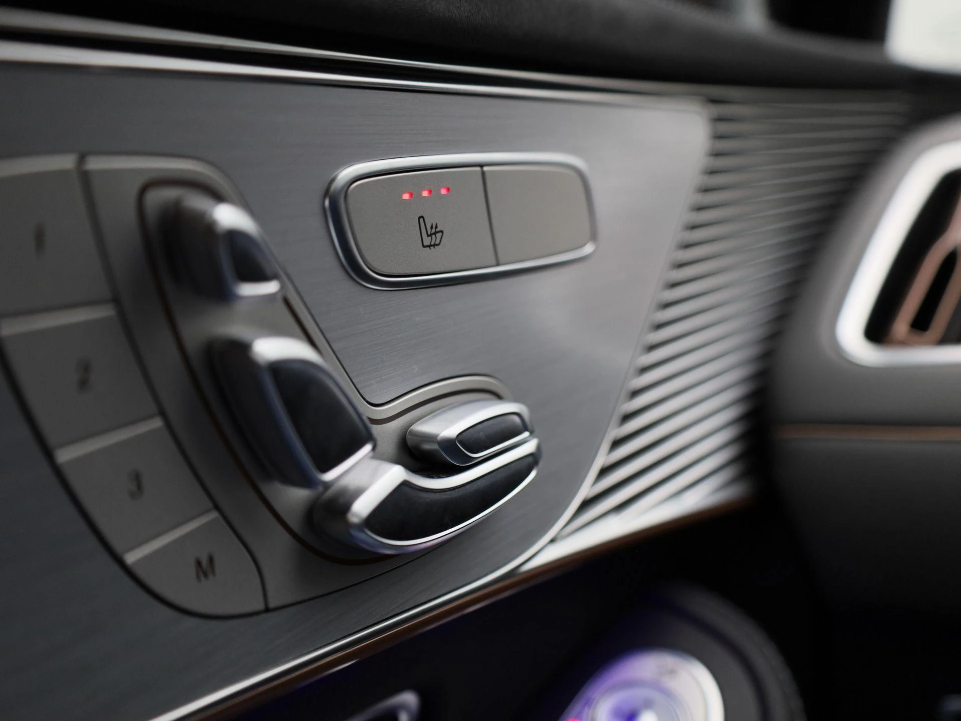 Mercedes-Benz-EQC-image-40