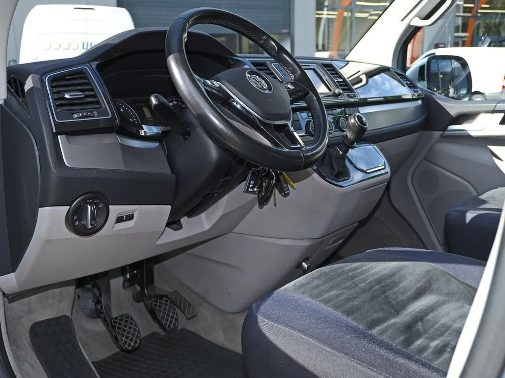 Volkswagen-Transporter-image-7