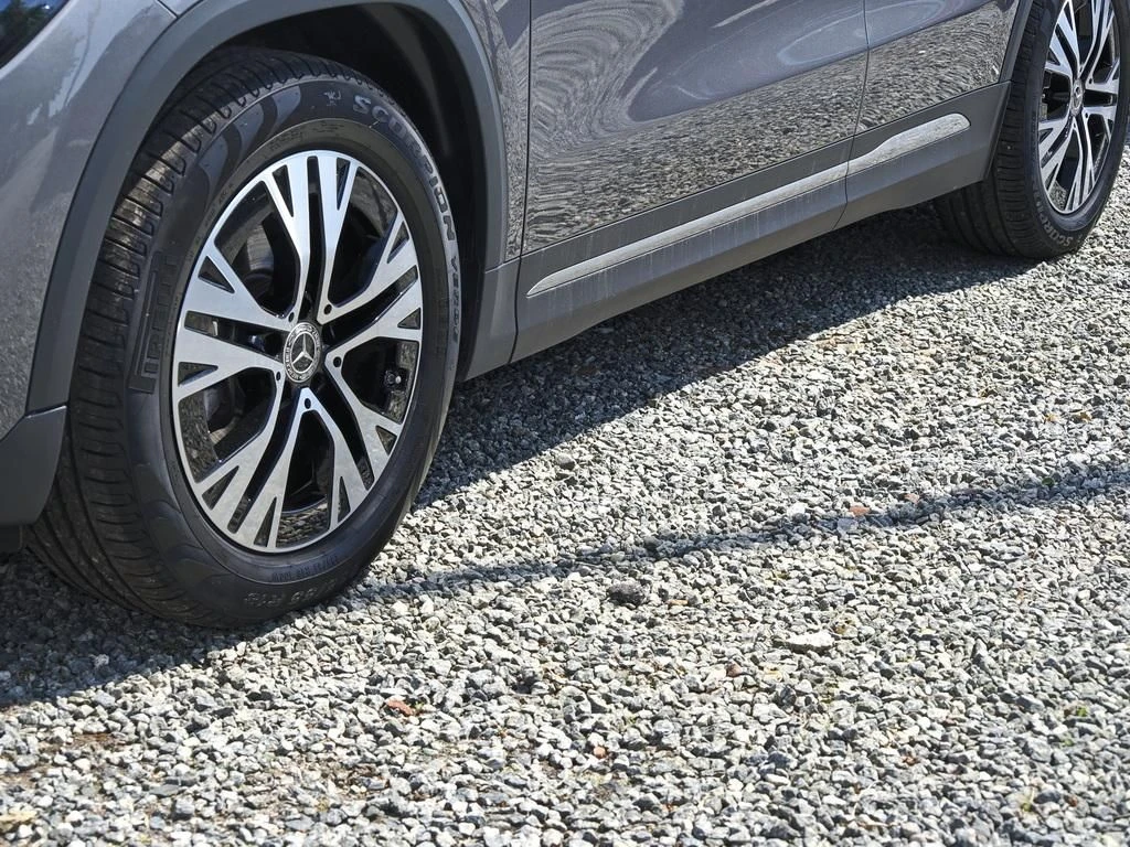 Mercedes-Benz-GLA 200 d-image-6