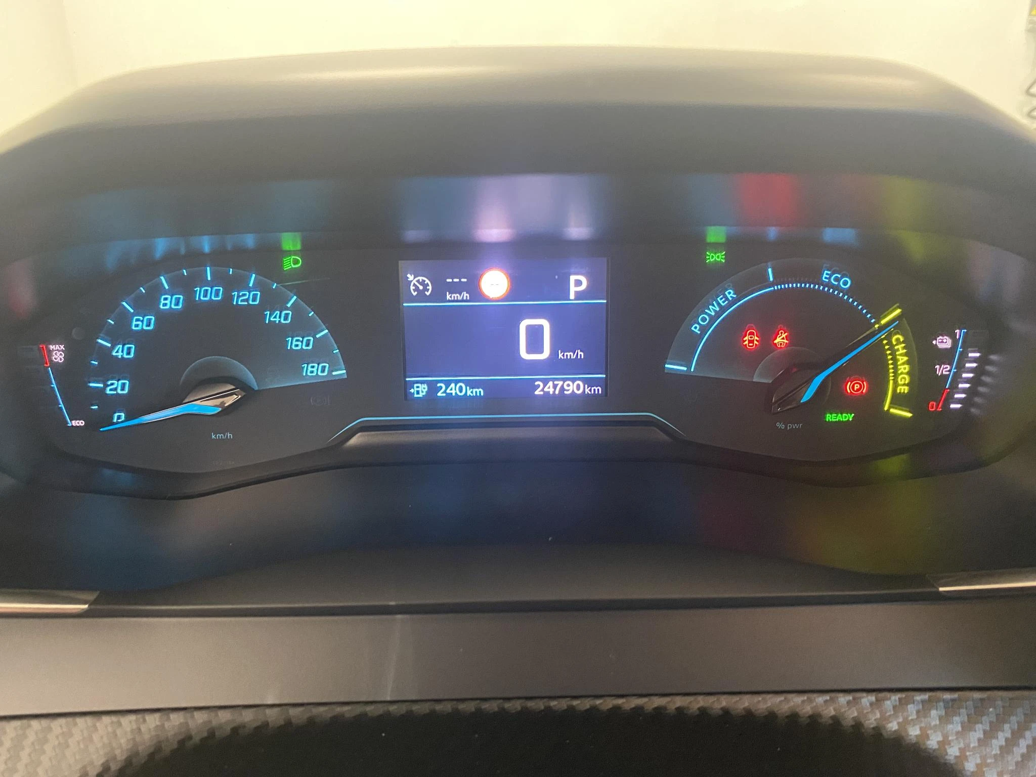 Peugeot-e-2008-image-10
