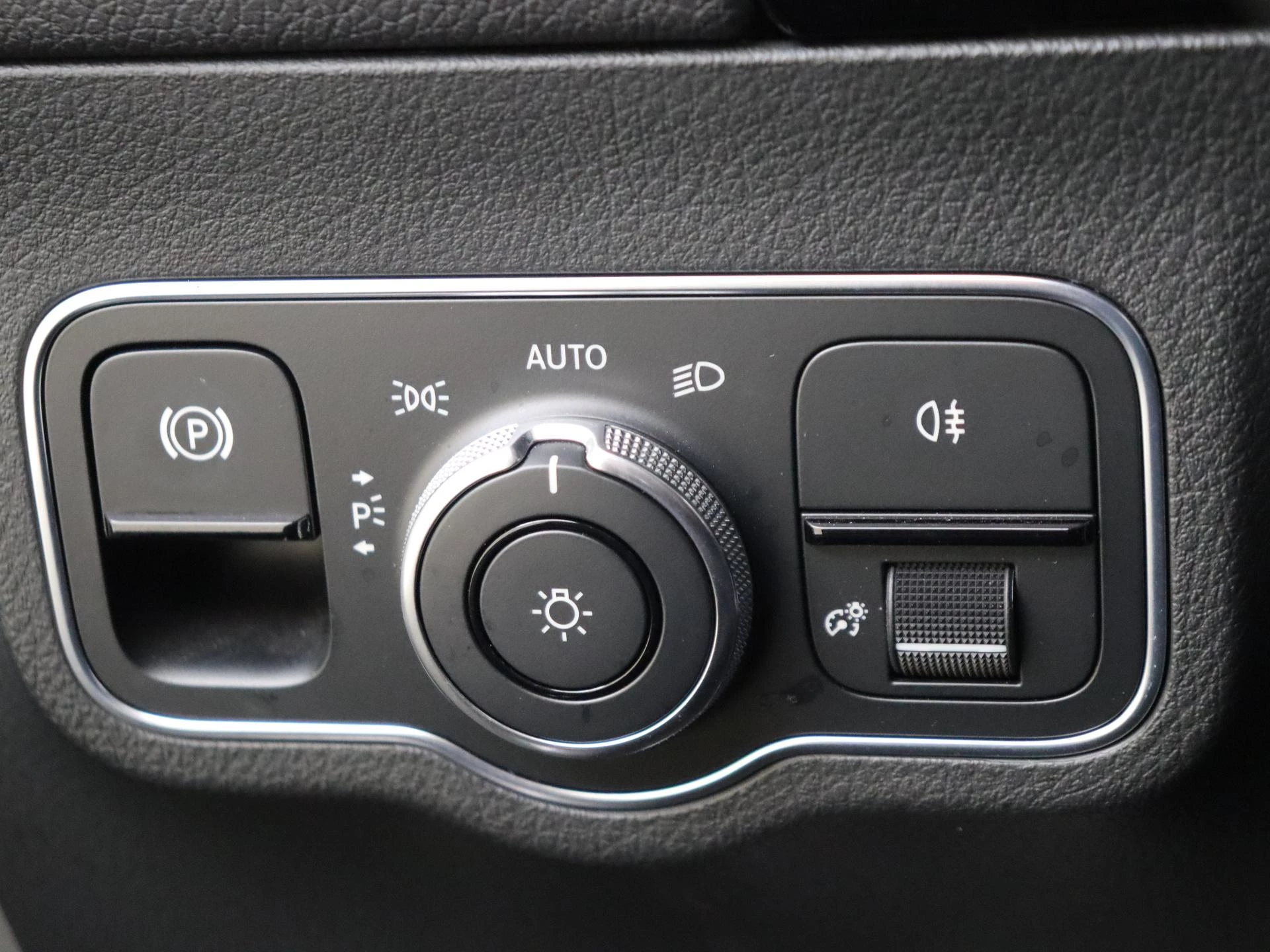 Mercedes-Benz-GLA-image-24