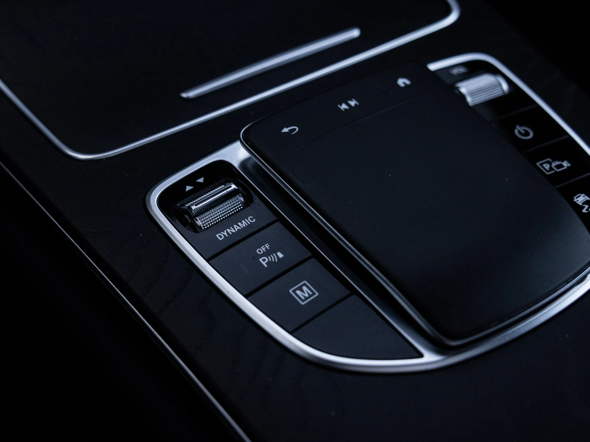 Mercedes-Benz-GLC-image-36