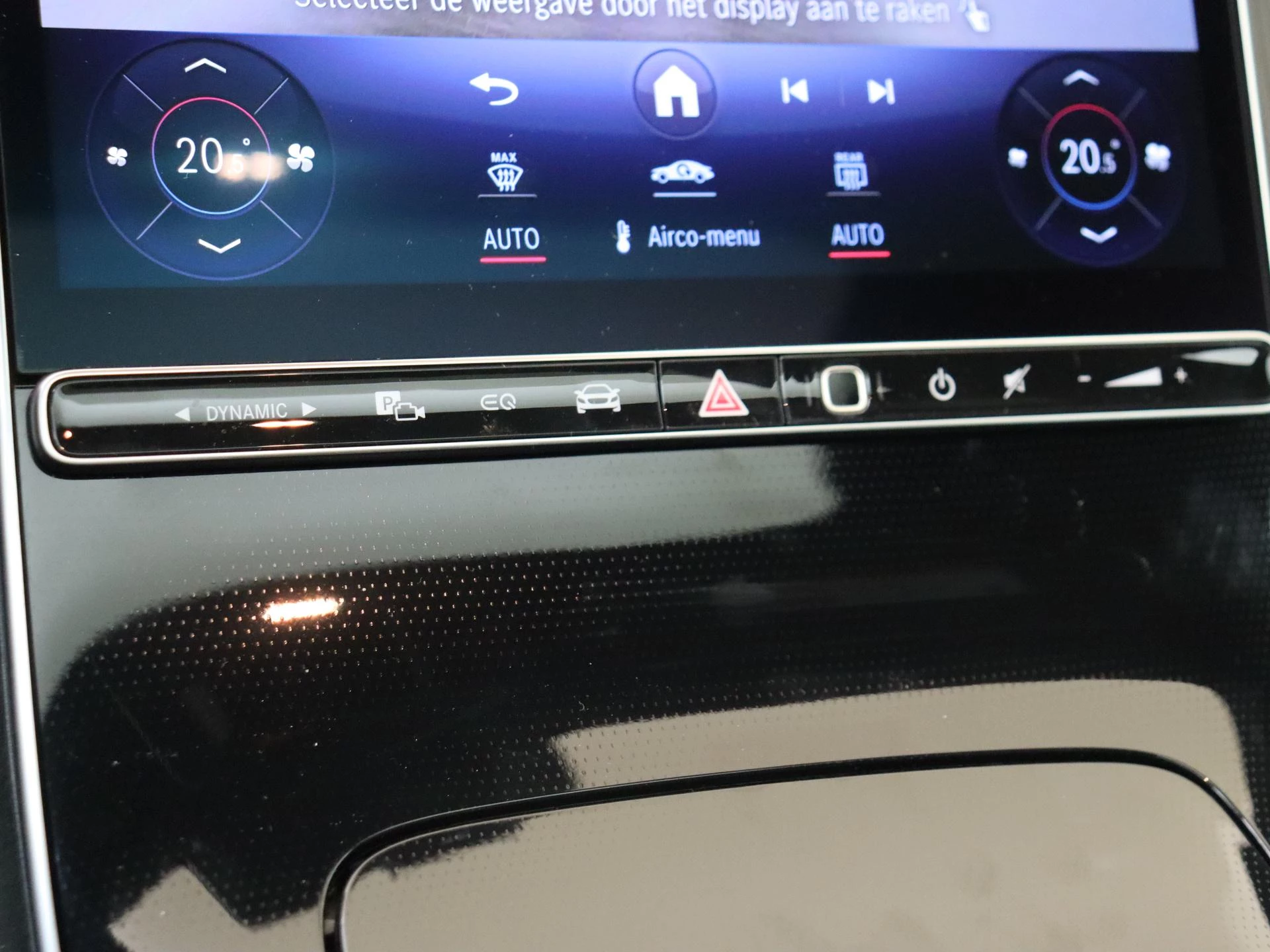 Mercedes-Benz-EQE-image-21