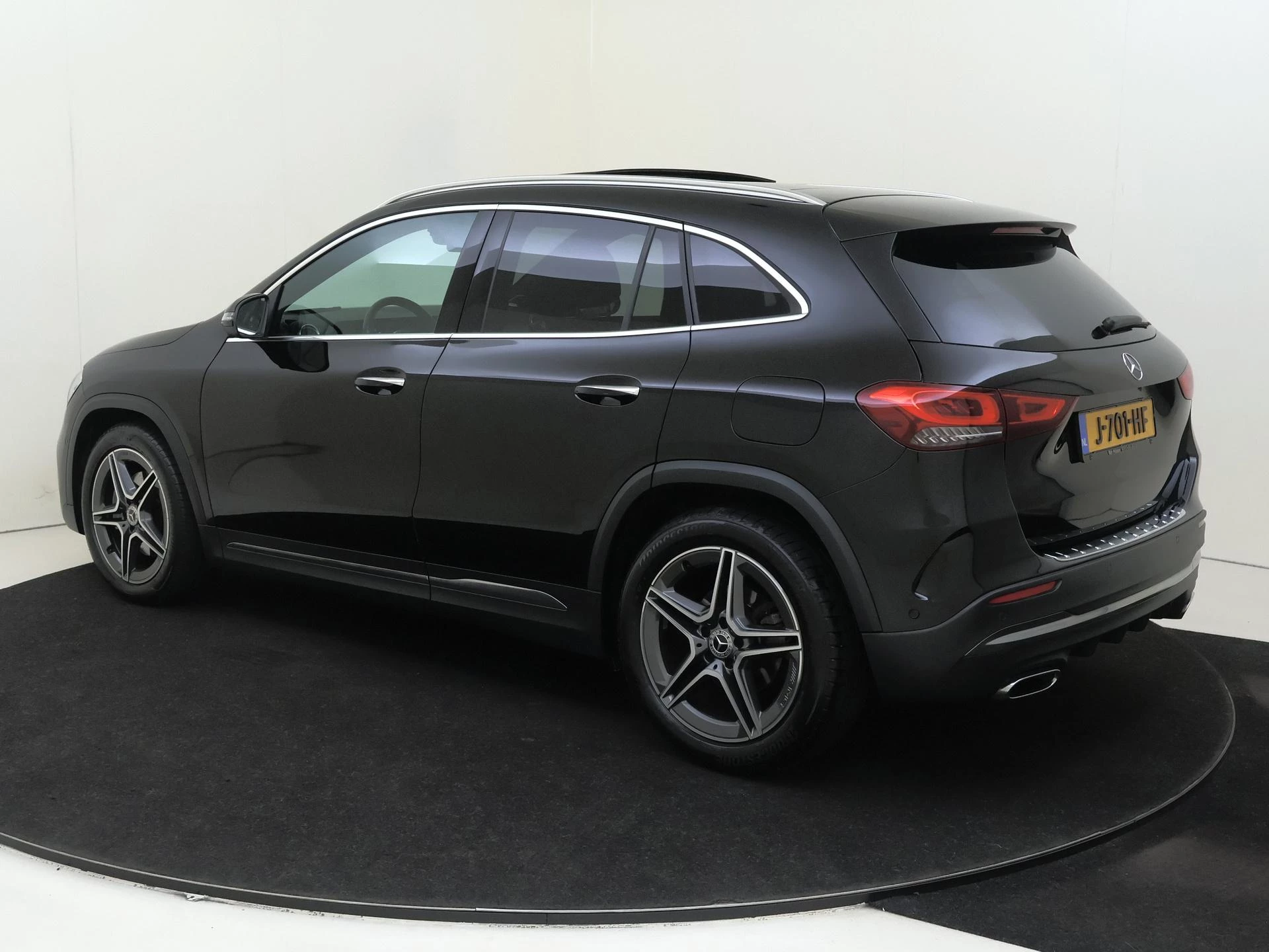Mercedes-Benz-GLA-image-2