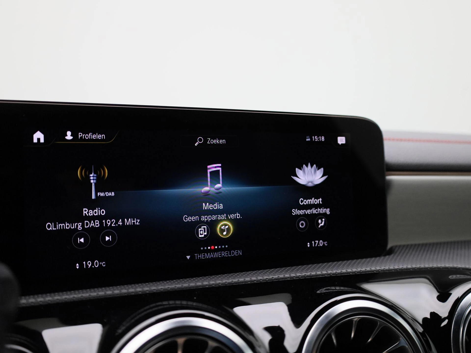 Mercedes-Benz-CLA-image-18