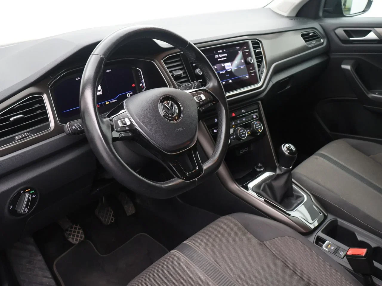 Volkswagen-T-Roc-image-2