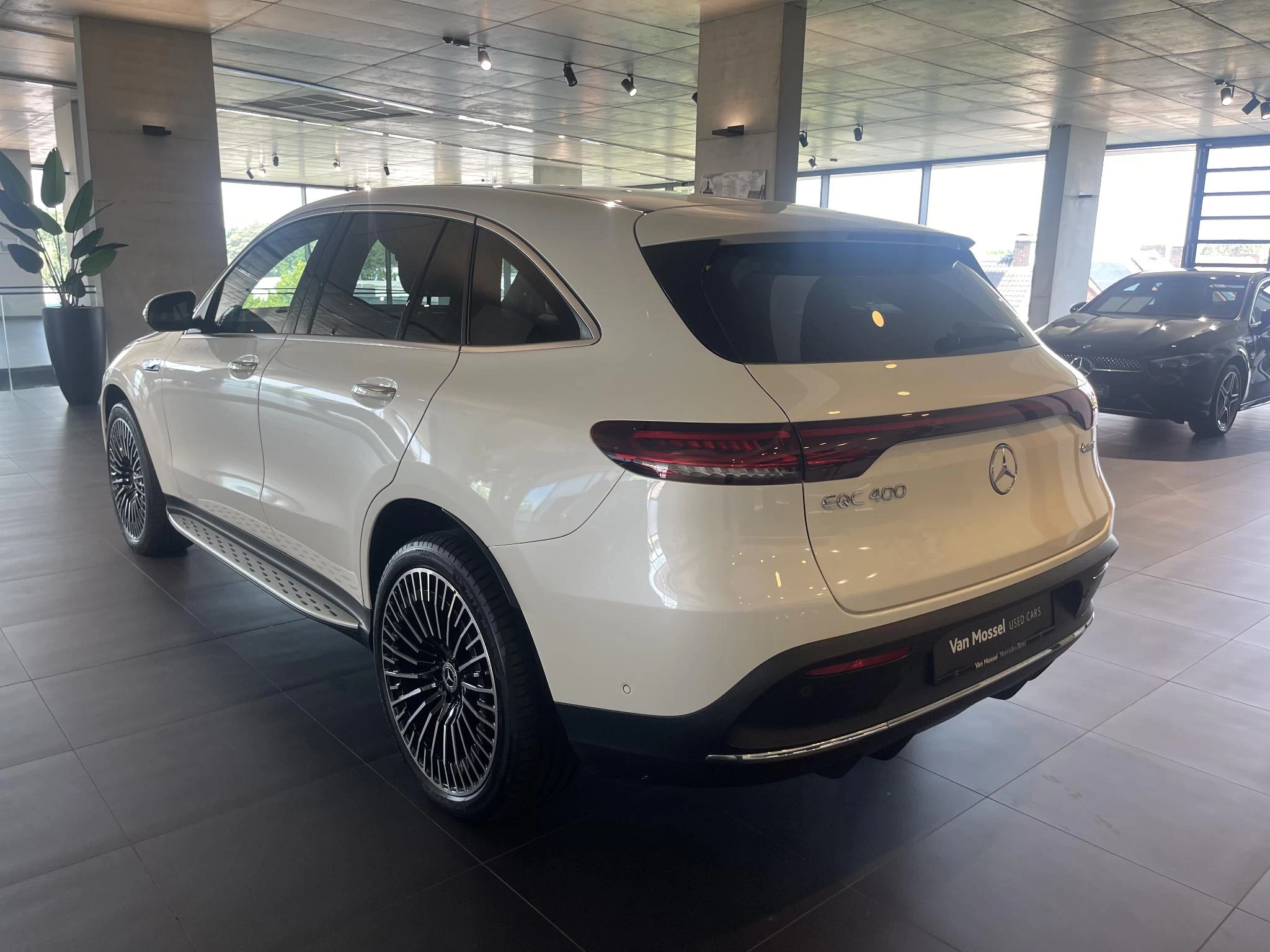 Mercedes-Benz EQC 400 4MATIC AMG LINE + LEDER EXCLUSIVE + CARPLAY + OPENDAK + BUMESTER +