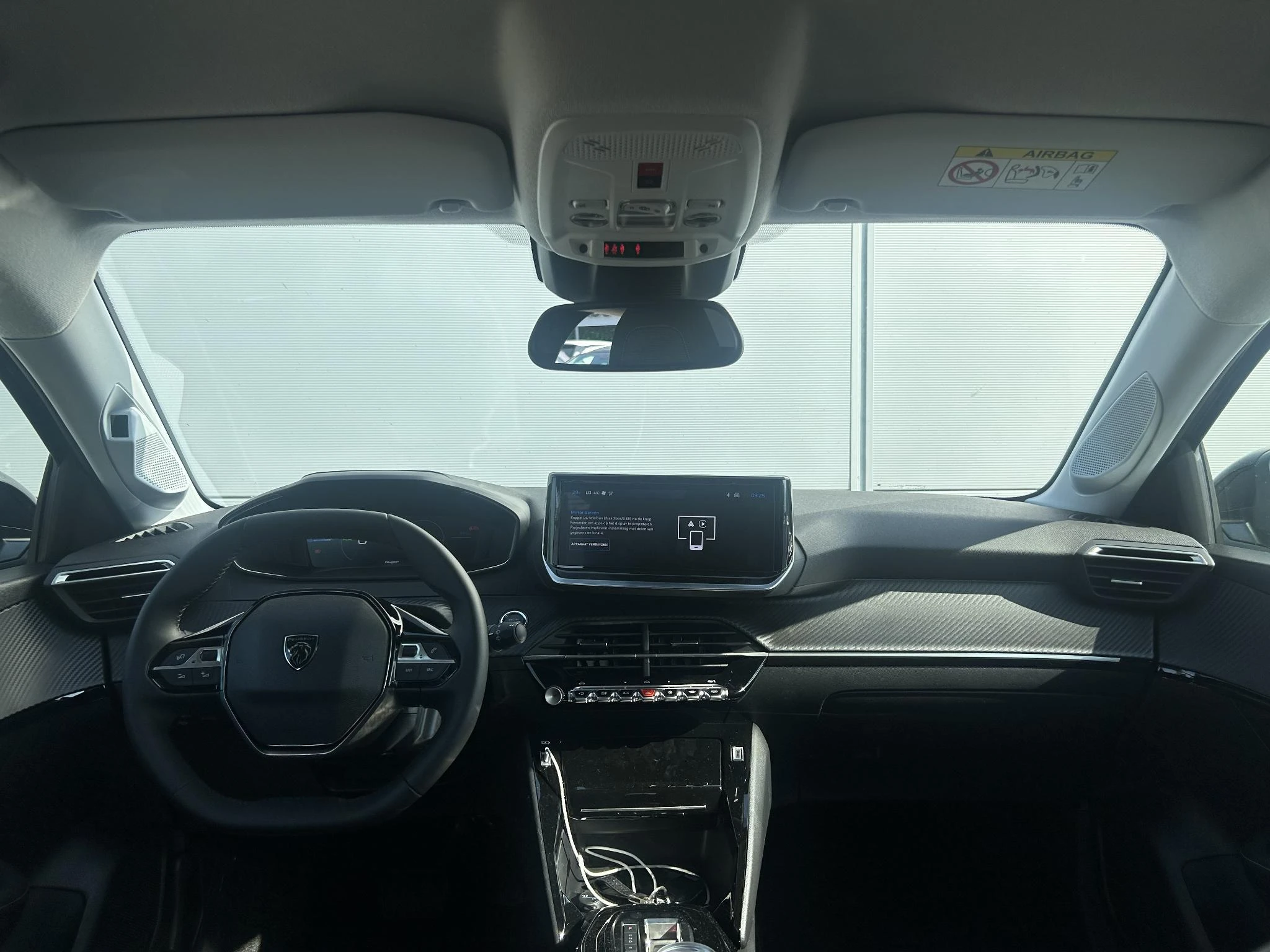Peugeot-e-208-image-9