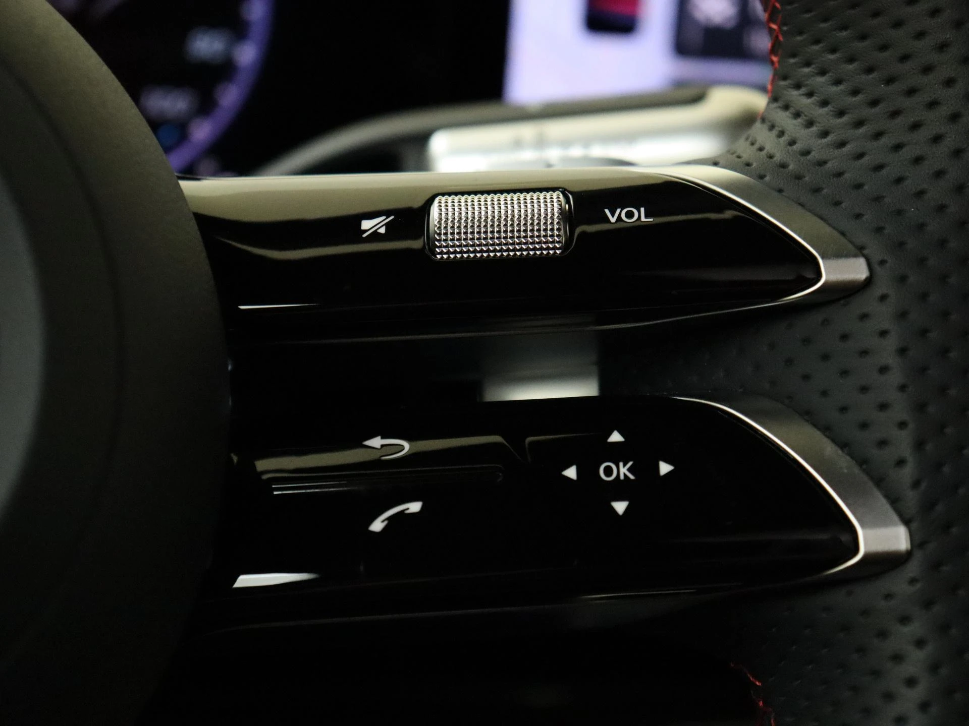 Mercedes-Benz-GLB-image-12